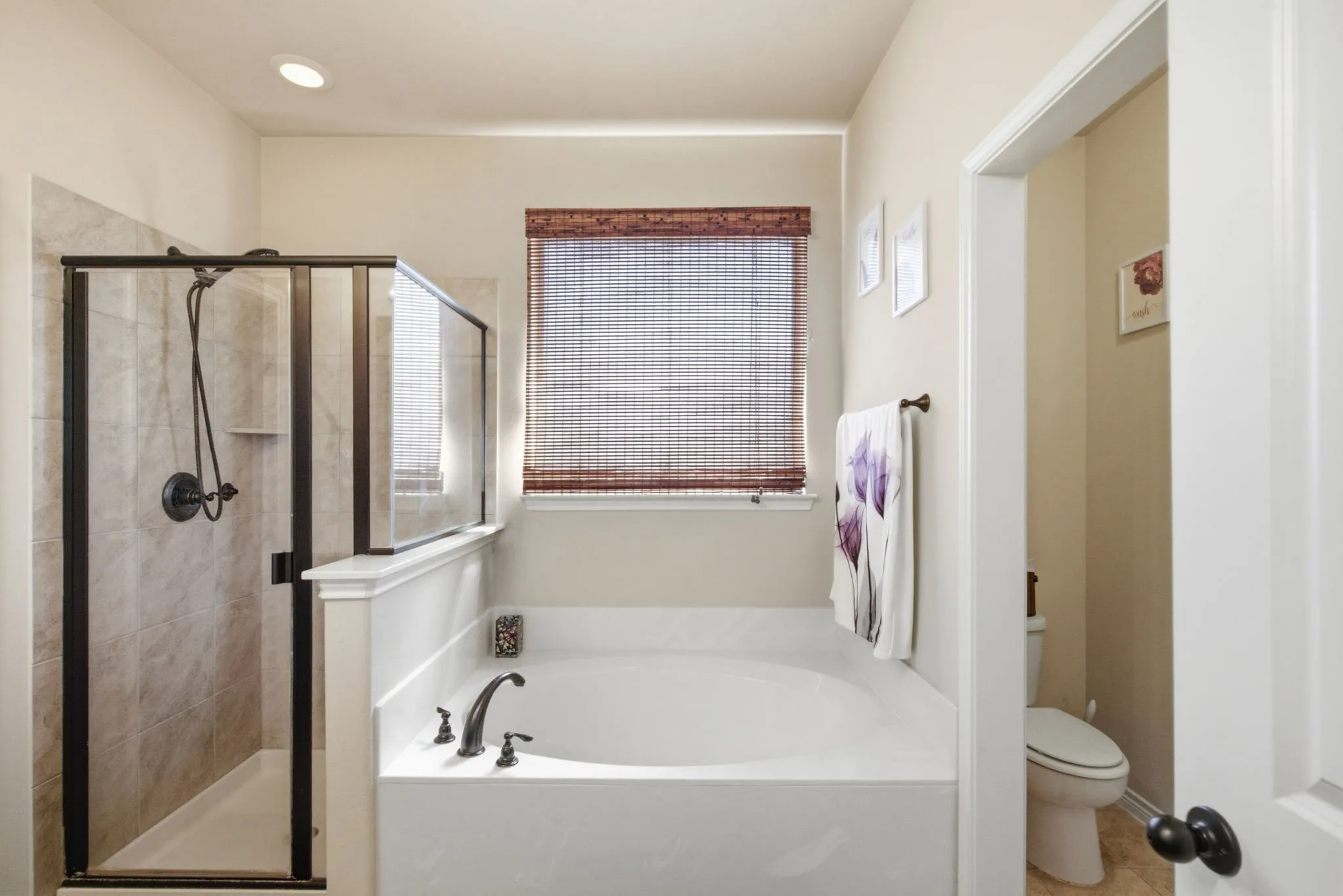 LARGE SOAKING TUB & SEPARATE SHOWER