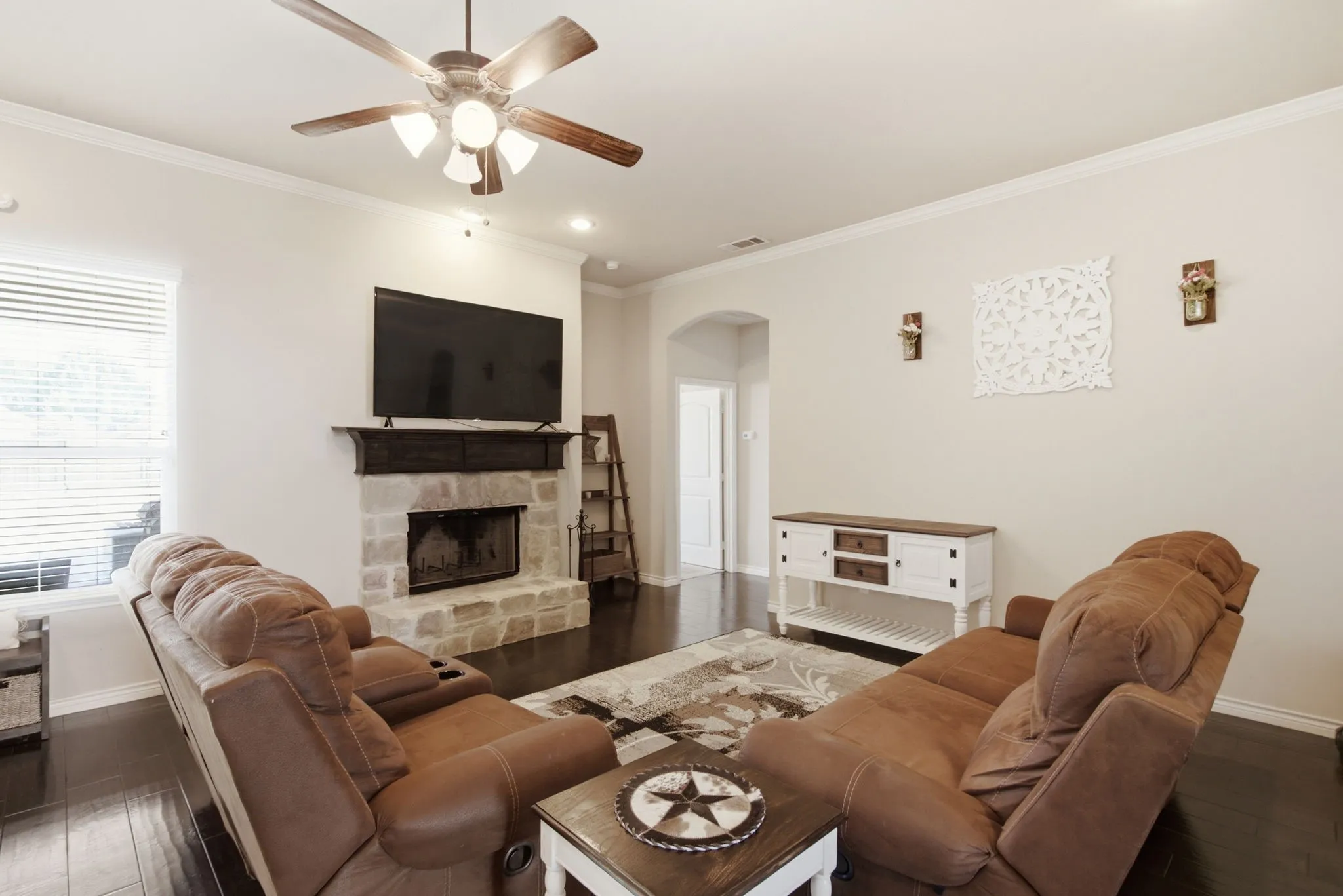 LARGE LIVING ROOM FOR ALL THE FAMILY THINGS