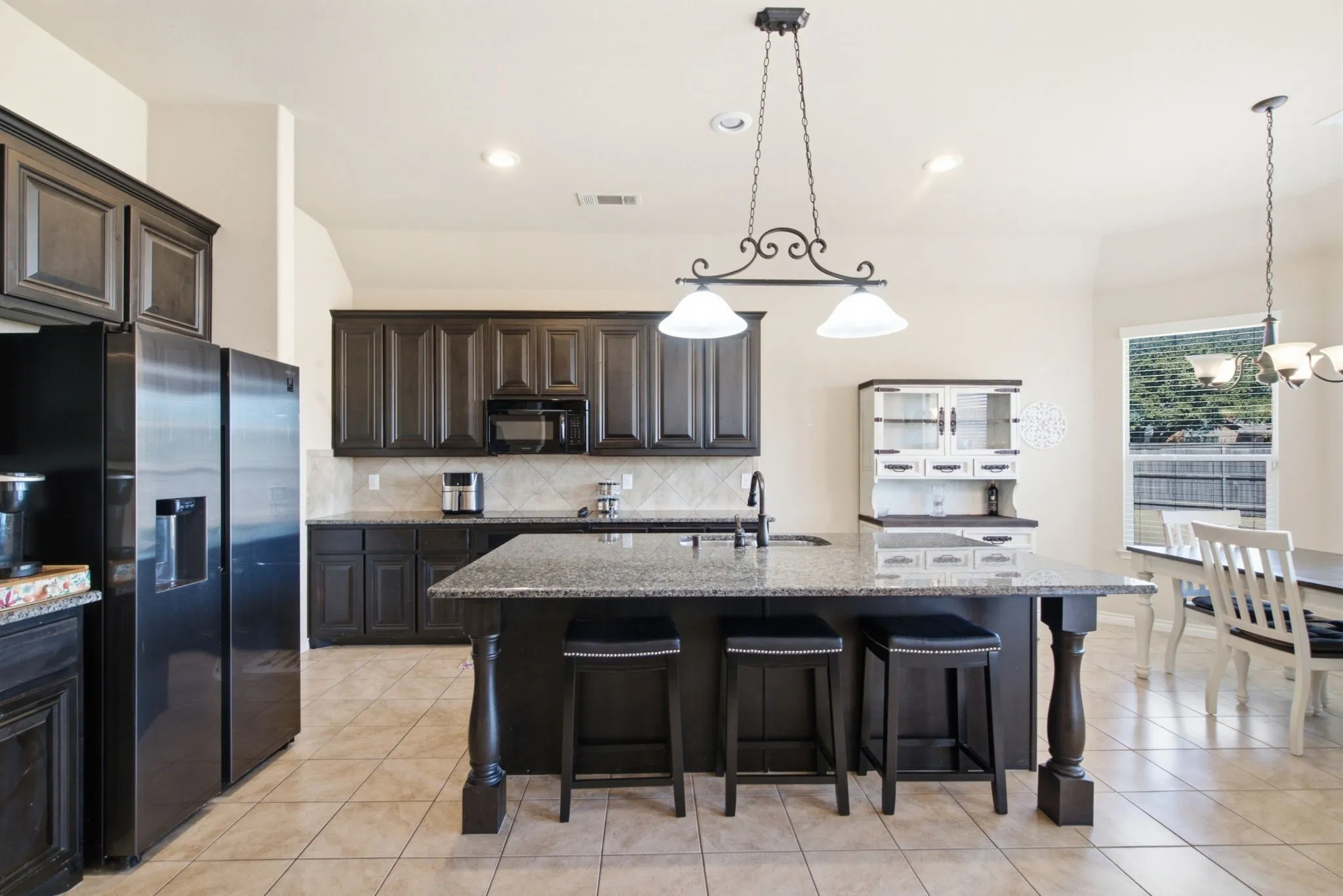 BIG EAT-IN KITCHEN