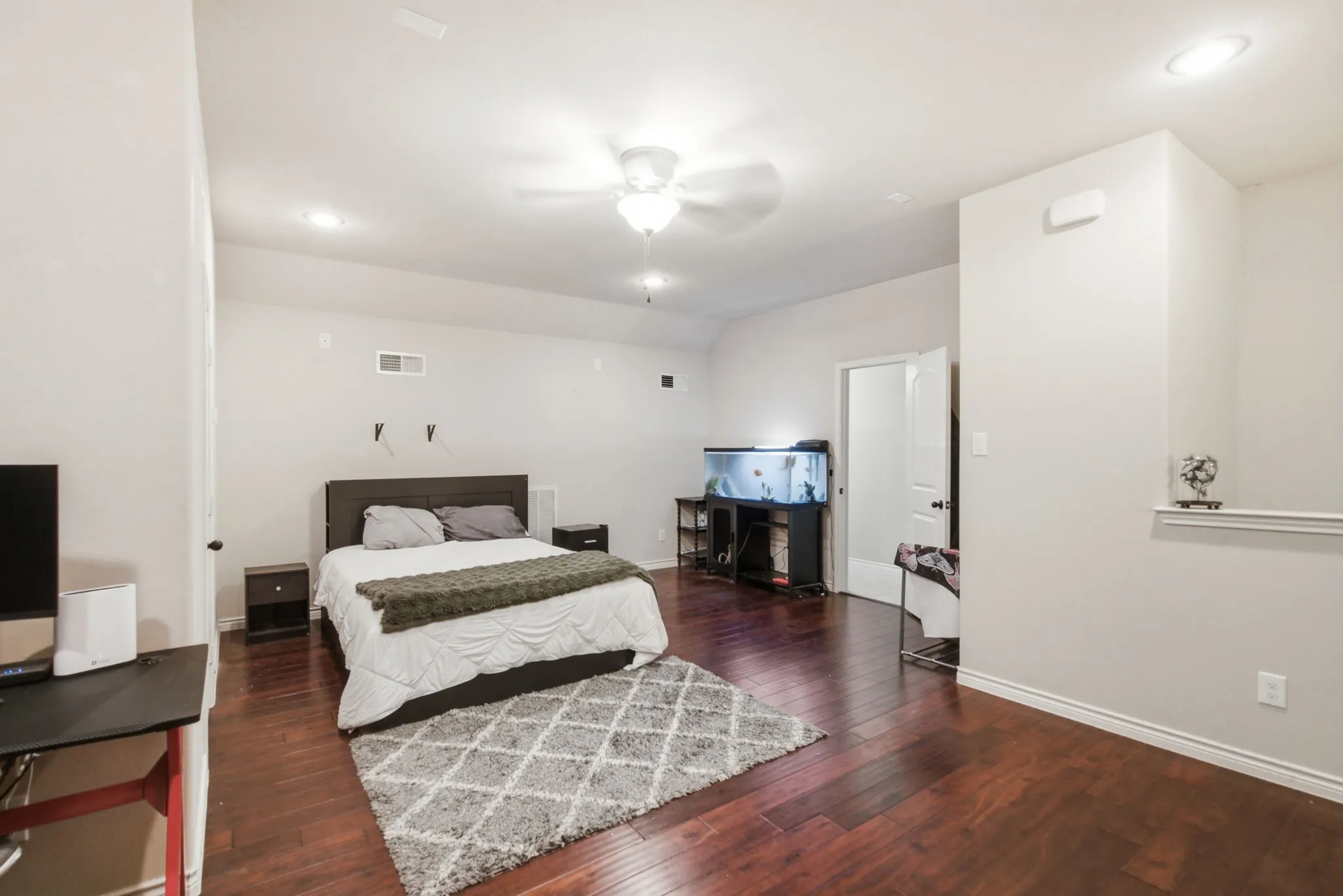LARGE UPSTAIRS GAME ROOM, GUEST QUARTERS- WITH BATHROOM & CLOSET