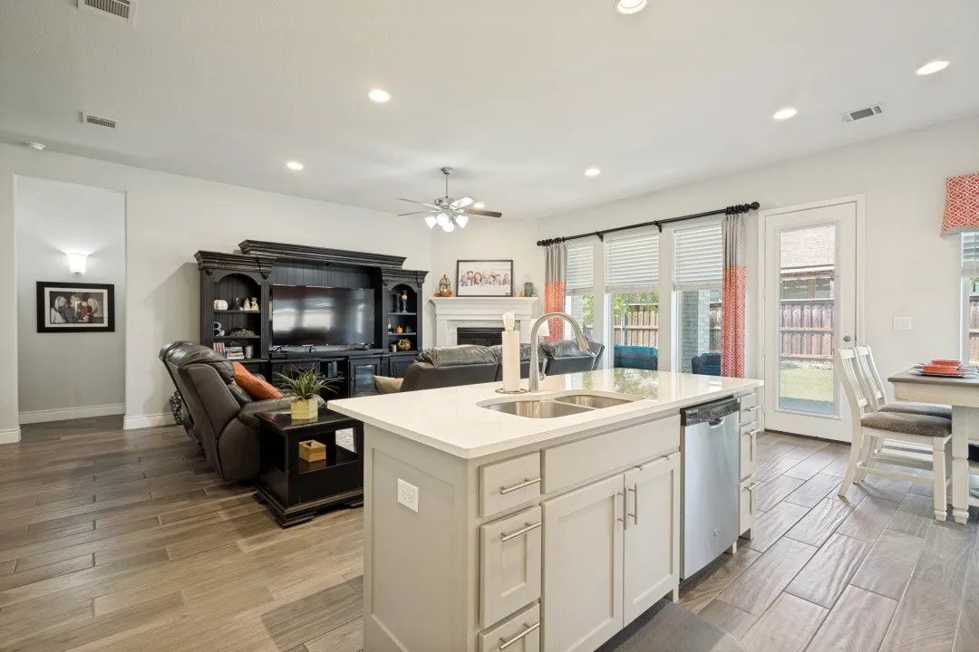 Kitchen island with an undermount sink and light-toned countertops