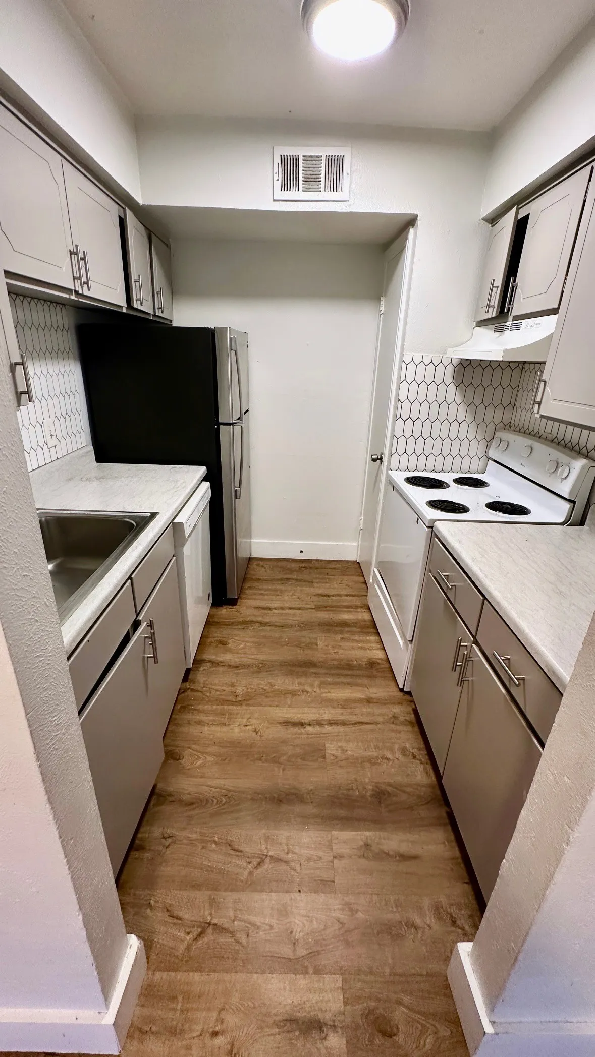 Apartment For Rent in Dallas County , 2211 S Vernon Avenue 219, Dallas, Texas 75224, 1 Bedroom, 1 Bathroom, Garage spaces, 690 Sqft, built in 1969, mls#21382348, Real Estate Agent in Dallas, Homes For Rent in Dallas county, Homes For Rent in Dallas, Realtor in Dallas Texas, Real Estate Brokerage Independent Realty Texas, Luminita Cordes Realtor