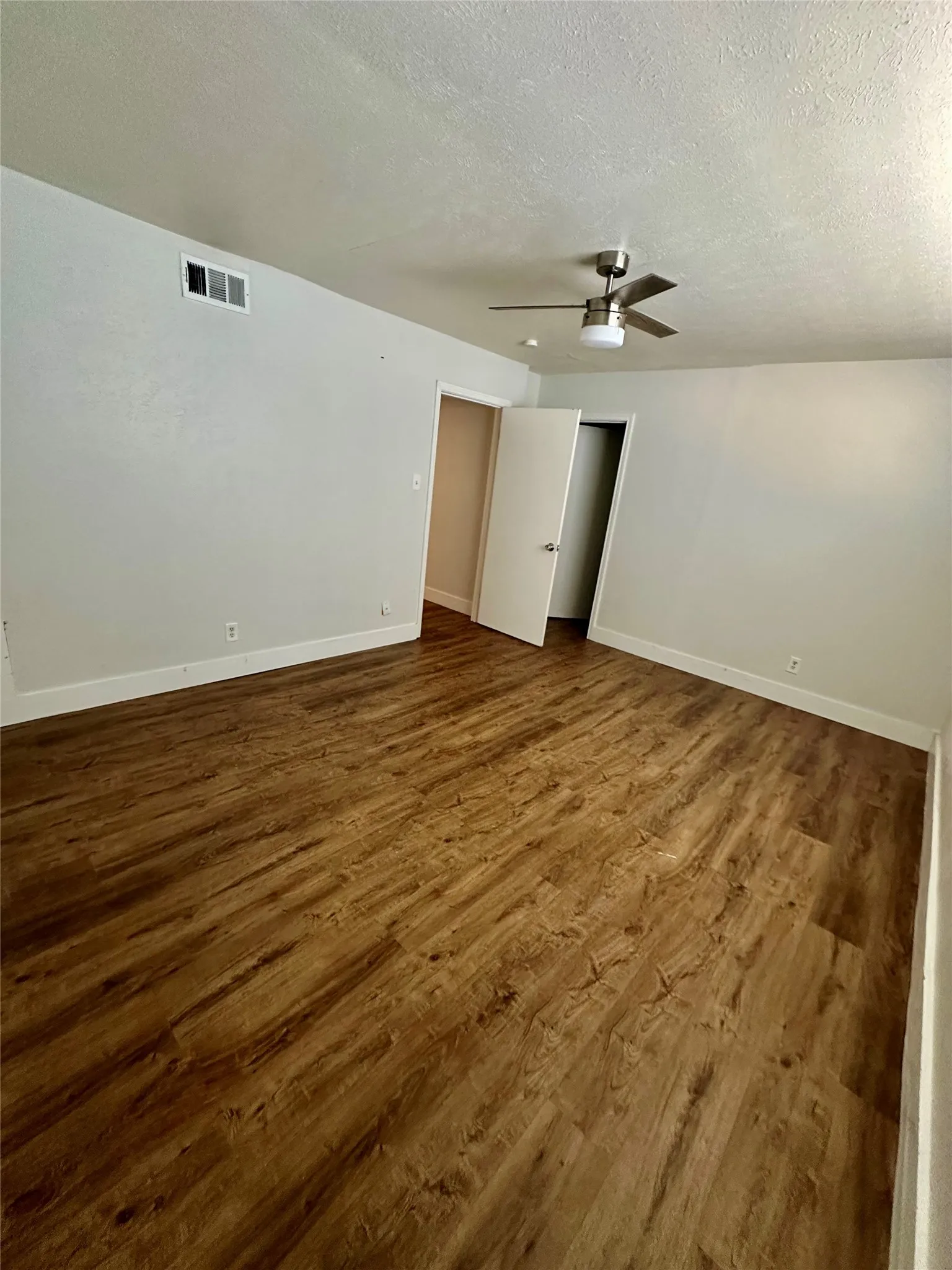 Apartment For Rent in Dallas County , 2211 S Vernon Avenue 219, Dallas, Texas 75224, 1 Bedroom, 1 Bathroom, Garage spaces, 690 Sqft, built in 1969, mls#21382348, Real Estate Agent in Dallas, Homes For Rent in Dallas county, Homes For Rent in Dallas, Realtor in Dallas Texas, Real Estate Brokerage Independent Realty Texas, Luminita Cordes Realtor