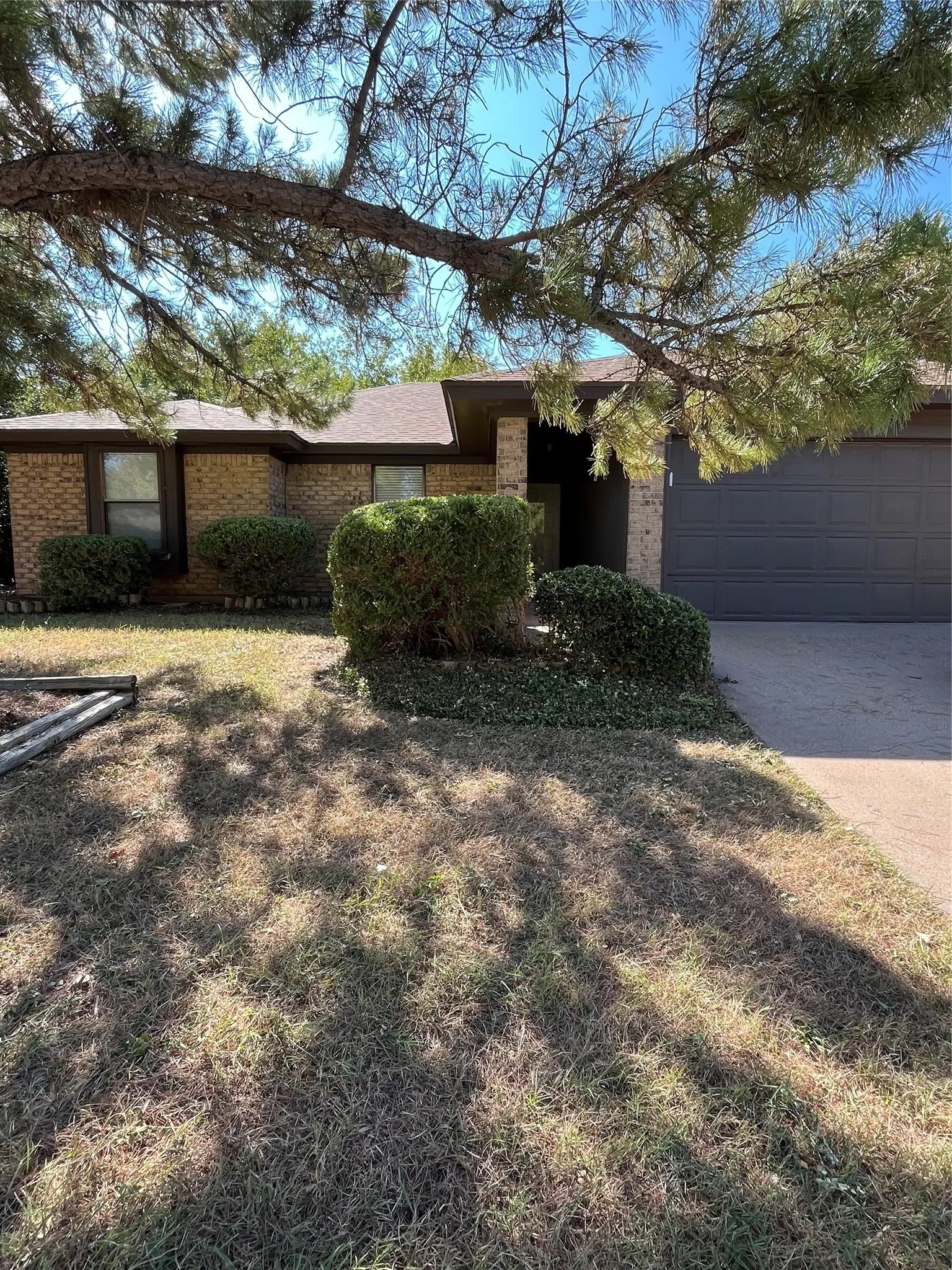 Single Family Residence For Rent in Taylor County , 5226 Long Shadows Lane, Abilene, Texas 79606, 3 Bedroom, 2 Bathroom, 2 Garage spaces, 1,376 Sqft, built in 1984, mls#21382379, Real Estate Agent in Abilene, Homes For Rent in Taylor county, Homes For Rent in Abilene, Realtor in Abilene Texas, Real Estate Brokerage Independent Realty Texas, Luminita Cordes Realtor