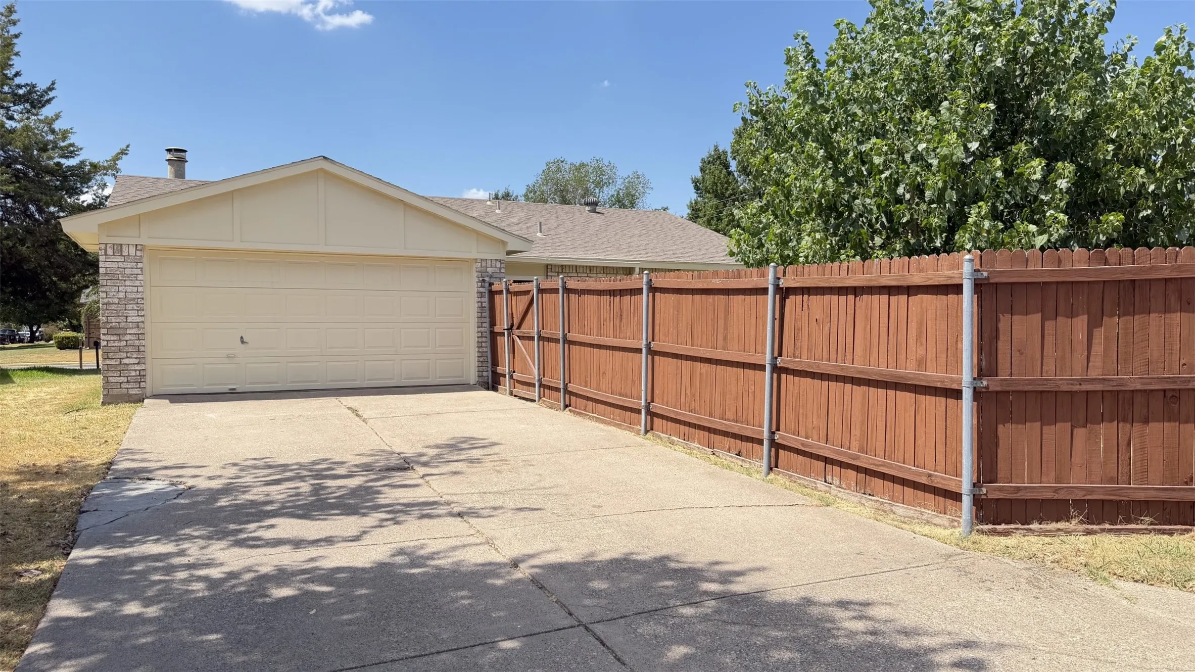 Single Family Residence For Rent in Dallas County , 445 Sandy Knoll Drive, Coppell, Texas 75019, 3 Bedroom, 2 Bathroom, 2 Garage spaces, 1,420 Sqft, built in 1979, mls#21382331, Real Estate Agent in Coppell, Homes For Rent in Dallas county, Homes For Rent in Coppell, Realtor in Coppell Texas, Real Estate Brokerage Independent Realty Texas, Luminita Cordes Realtor