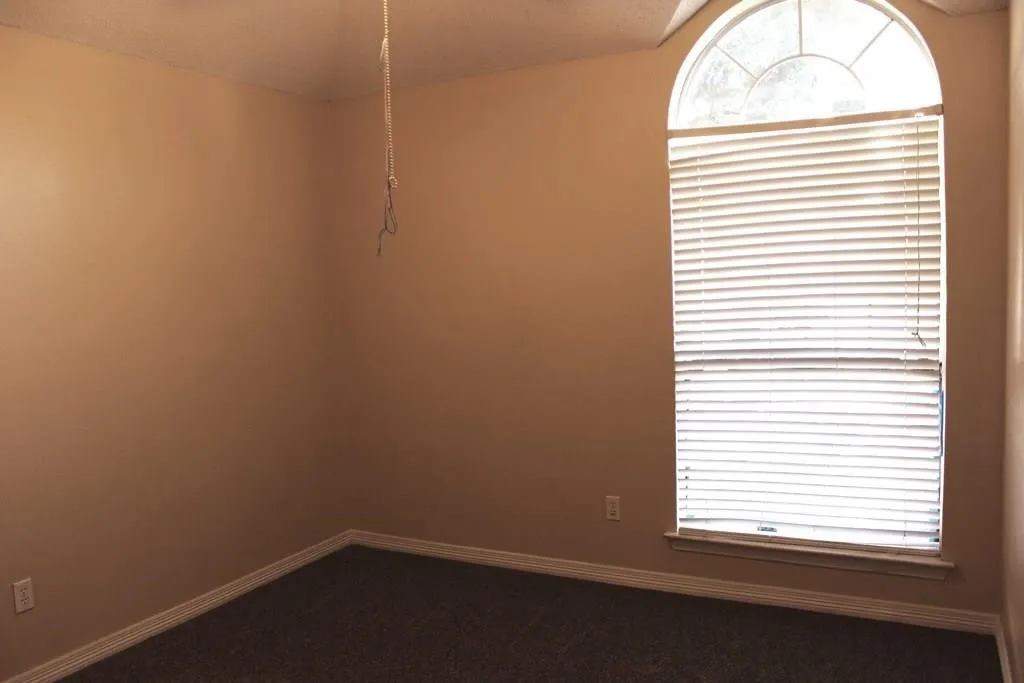 Single Family Residence For Rent in Ellis County , 1303 S 5th Street, Midlothian, Texas 76065, 3 Bedroom, 2 Bathroom, 2 Garage spaces, 1,346 Sqft, built in 1995, mls#21361355, Real Estate Agent in Midlothian, Homes For Rent in Ellis county, Homes For Rent in Midlothian, Realtor in Midlothian Texas, Real Estate Brokerage Independent Realty Texas, Luminita Cordes Realtor