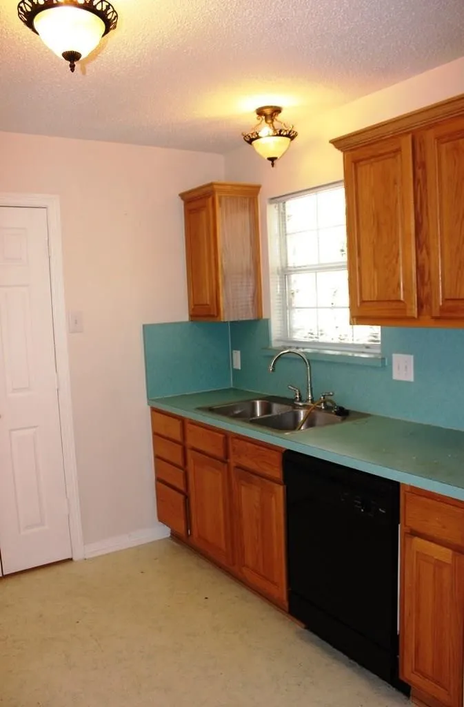 Single Family Residence For Rent in Ellis County , 1303 S 5th Street, Midlothian, Texas 76065, 3 Bedroom, 2 Bathroom, 2 Garage spaces, 1,346 Sqft, built in 1995, mls#21361355, Real Estate Agent in Midlothian, Homes For Rent in Ellis county, Homes For Rent in Midlothian, Realtor in Midlothian Texas, Real Estate Brokerage Independent Realty Texas, Luminita Cordes Realtor