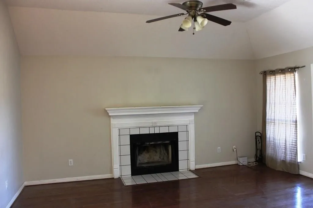 Single Family Residence For Rent in Ellis County , 1303 S 5th Street, Midlothian, Texas 76065, 3 Bedroom, 2 Bathroom, 2 Garage spaces, 1,346 Sqft, built in 1995, mls#21361355, Real Estate Agent in Midlothian, Homes For Rent in Ellis county, Homes For Rent in Midlothian, Realtor in Midlothian Texas, Real Estate Brokerage Independent Realty Texas, Luminita Cordes Realtor