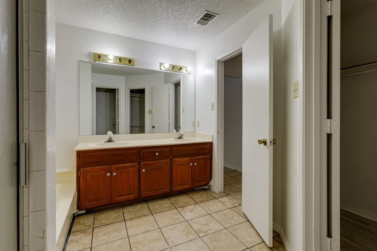 Single Family Residence For Rent in Dallas County , 902 Wayne Avenue, Duncanville, Texas 75137, 3 Bedroom, 2 Bathroom, 2 Garage spaces, 1,544 Sqft, built in 1985, mls#21381427, Real Estate Agent in Duncanville, Homes For Rent in Dallas county, Homes For Rent in Duncanville, Realtor in Duncanville Texas, Real Estate Brokerage Independent Realty Texas, Luminita Cordes Realtor