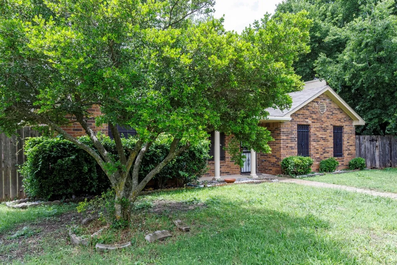 Single Family Residence For Rent in Dallas County , 902 Wayne Avenue, Duncanville, Texas 75137, 3 Bedroom, 2 Bathroom, 2 Garage spaces, 1,544 Sqft, built in 1985, mls#21381427, Real Estate Agent in Duncanville, Homes For Rent in Dallas county, Homes For Rent in Duncanville, Realtor in Duncanville Texas, Real Estate Brokerage Independent Realty Texas, Luminita Cordes Realtor