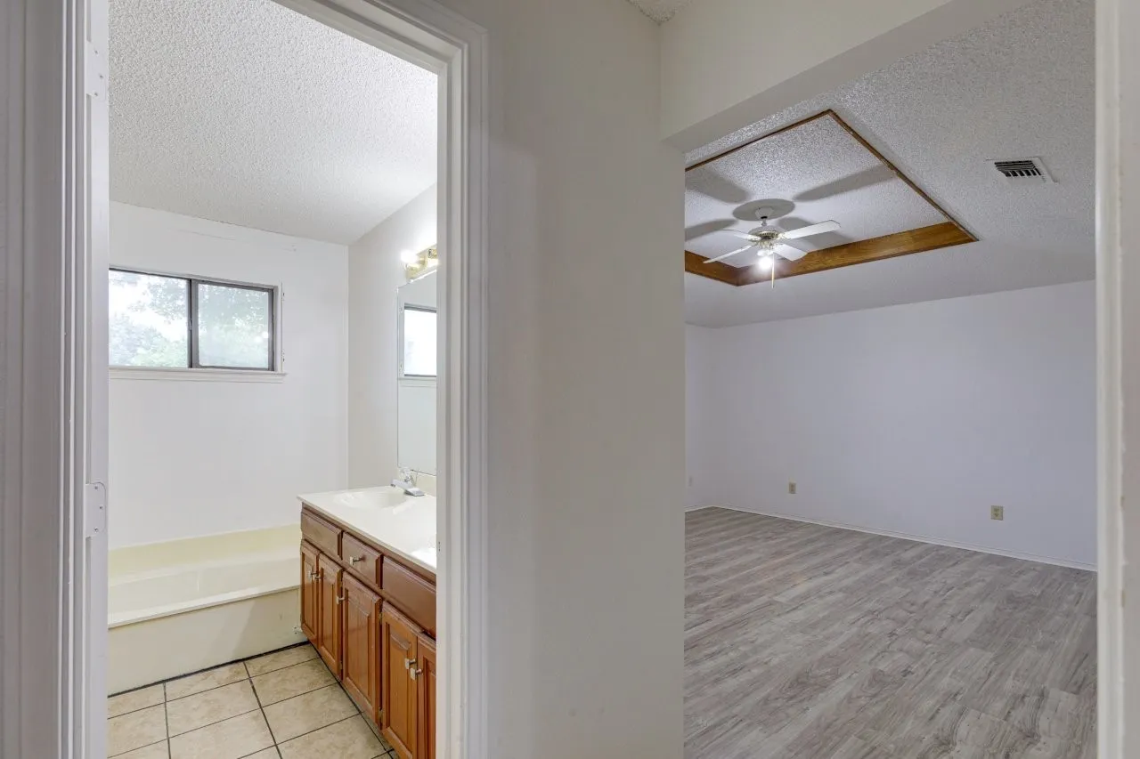 Single Family Residence For Rent in Dallas County , 902 Wayne Avenue, Duncanville, Texas 75137, 3 Bedroom, 2 Bathroom, 2 Garage spaces, 1,544 Sqft, built in 1985, mls#21381427, Real Estate Agent in Duncanville, Homes For Rent in Dallas county, Homes For Rent in Duncanville, Realtor in Duncanville Texas, Real Estate Brokerage Independent Realty Texas, Luminita Cordes Realtor