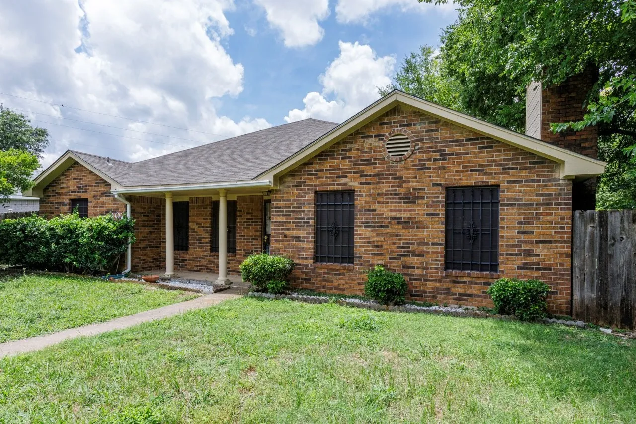 Single Family Residence For Rent in Dallas County , 902 Wayne Avenue, Duncanville, Texas 75137, 3 Bedroom, 2 Bathroom, 2 Garage spaces, 1,544 Sqft, built in 1985, mls#21381427, Real Estate Agent in Duncanville, Homes For Rent in Dallas county, Homes For Rent in Duncanville, Realtor in Duncanville Texas, Real Estate Brokerage Independent Realty Texas, Luminita Cordes Realtor