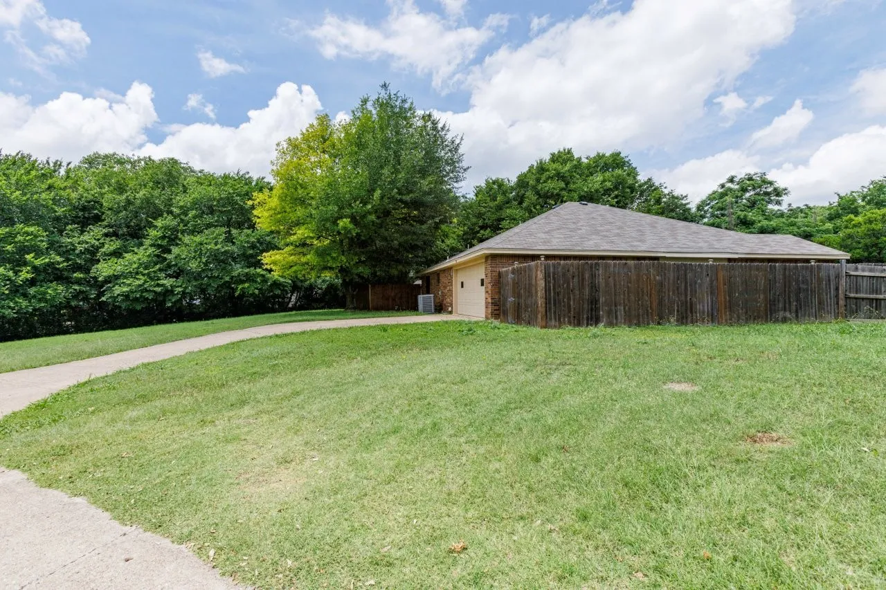Single Family Residence For Rent in Dallas County , 902 Wayne Avenue, Duncanville, Texas 75137, 3 Bedroom, 2 Bathroom, 2 Garage spaces, 1,544 Sqft, built in 1985, mls#21381427, Real Estate Agent in Duncanville, Homes For Rent in Dallas county, Homes For Rent in Duncanville, Realtor in Duncanville Texas, Real Estate Brokerage Independent Realty Texas, Luminita Cordes Realtor