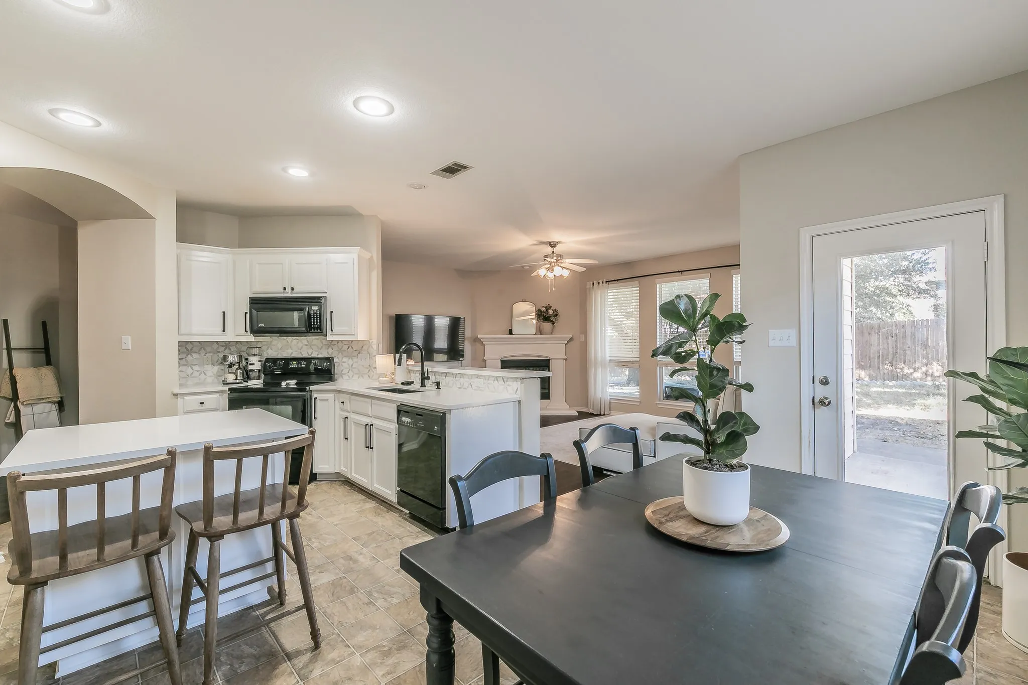 Single Family Residence For Sale in Tarrant County , 5009 Bedfordshire Drive, Fort Worth, Texas 76135, 3 Bedroom, 2 Bathroom, 2 Garage spaces, 1,583 Sqft, built in 2003, mls#21380235, Real Estate Agent in Fort Worth, Homes For Sale in Tarrant county, Homes For Sale in Fort Worth, Realtor in Fort Worth Texas, Real Estate Brokerage Independent Realty Texas, Luminita Cordes Realtor