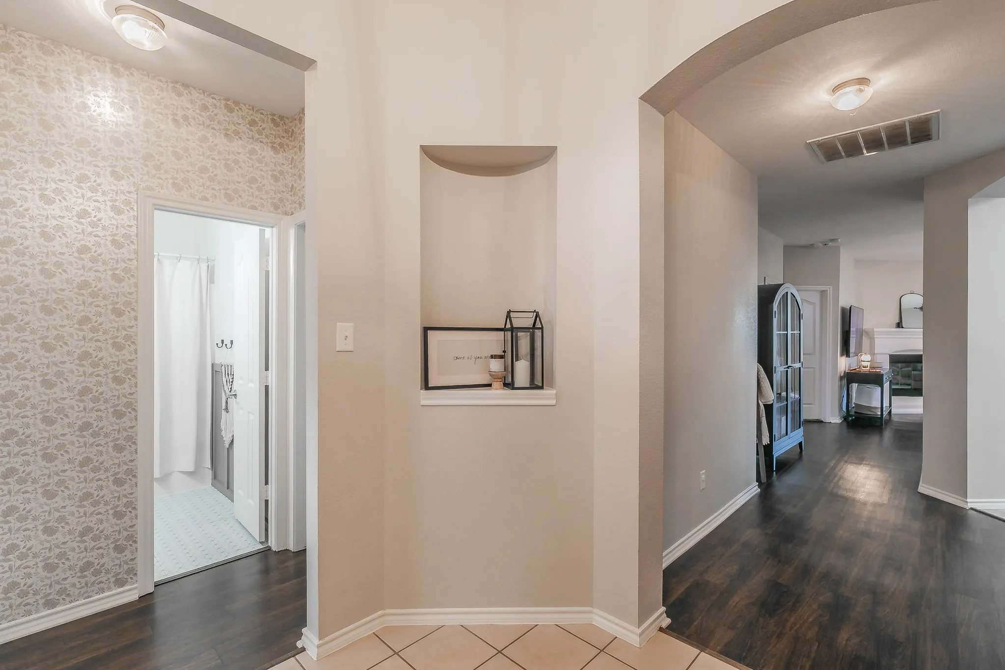 Single Family Residence For Sale in Tarrant County , 5009 Bedfordshire Drive, Fort Worth, Texas 76135, 3 Bedroom, 2 Bathroom, 2 Garage spaces, 1,583 Sqft, built in 2003, mls#21380235, Real Estate Agent in Fort Worth, Homes For Sale in Tarrant county, Homes For Sale in Fort Worth, Realtor in Fort Worth Texas, Real Estate Brokerage Independent Realty Texas, Luminita Cordes Realtor
