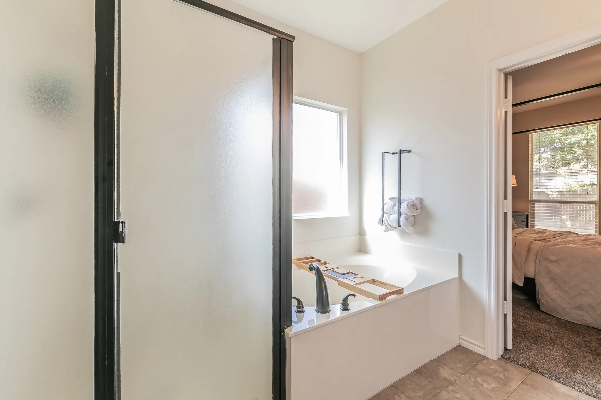 Single Family Residence For Sale in Tarrant County , 5009 Bedfordshire Drive, Fort Worth, Texas 76135, 3 Bedroom, 2 Bathroom, 2 Garage spaces, 1,583 Sqft, built in 2003, mls#21380235, Real Estate Agent in Fort Worth, Homes For Sale in Tarrant county, Homes For Sale in Fort Worth, Realtor in Fort Worth Texas, Real Estate Brokerage Independent Realty Texas, Luminita Cordes Realtor