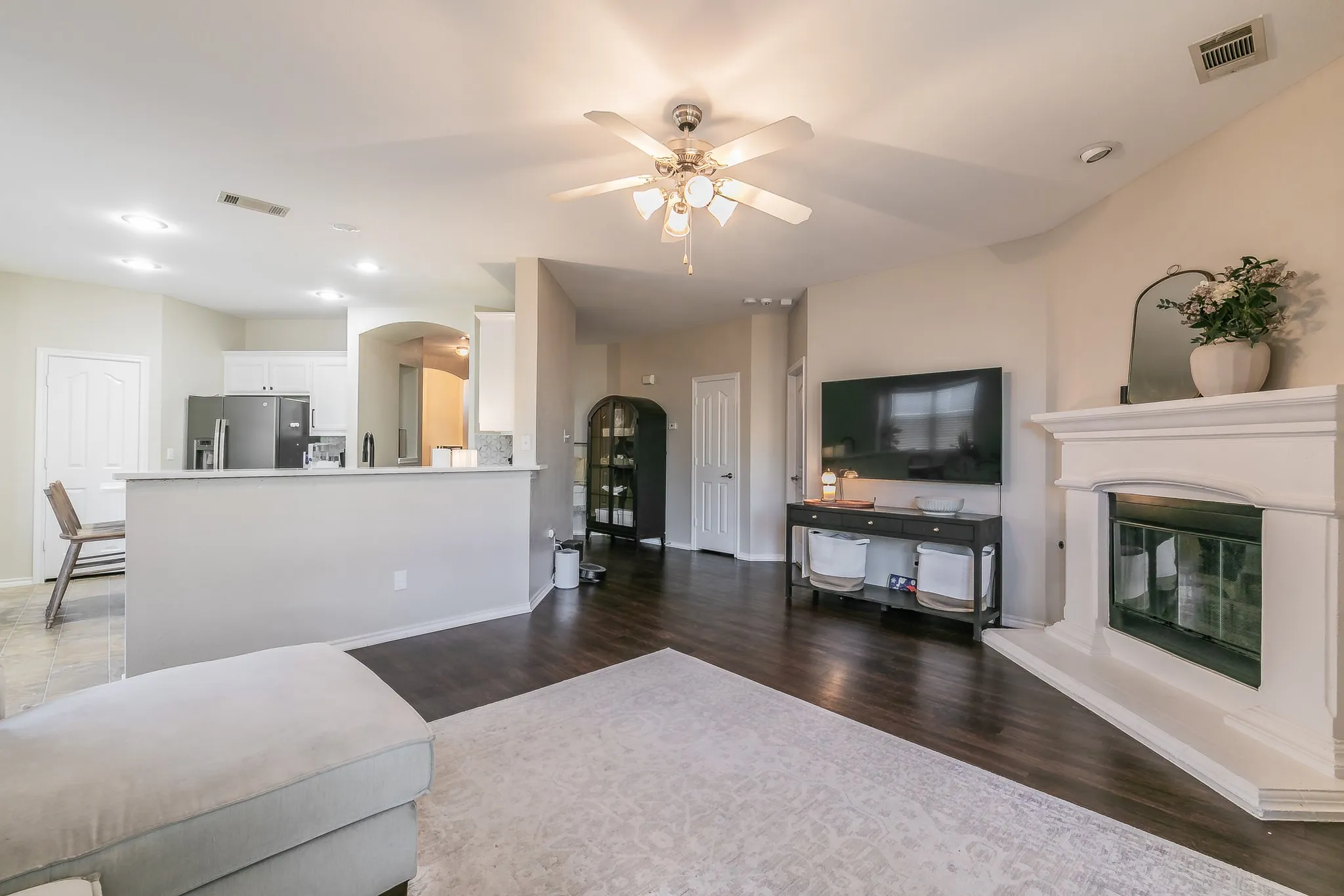 Single Family Residence For Sale in Tarrant County , 5009 Bedfordshire Drive, Fort Worth, Texas 76135, 3 Bedroom, 2 Bathroom, 2 Garage spaces, 1,583 Sqft, built in 2003, mls#21380235, Real Estate Agent in Fort Worth, Homes For Sale in Tarrant county, Homes For Sale in Fort Worth, Realtor in Fort Worth Texas, Real Estate Brokerage Independent Realty Texas, Luminita Cordes Realtor
