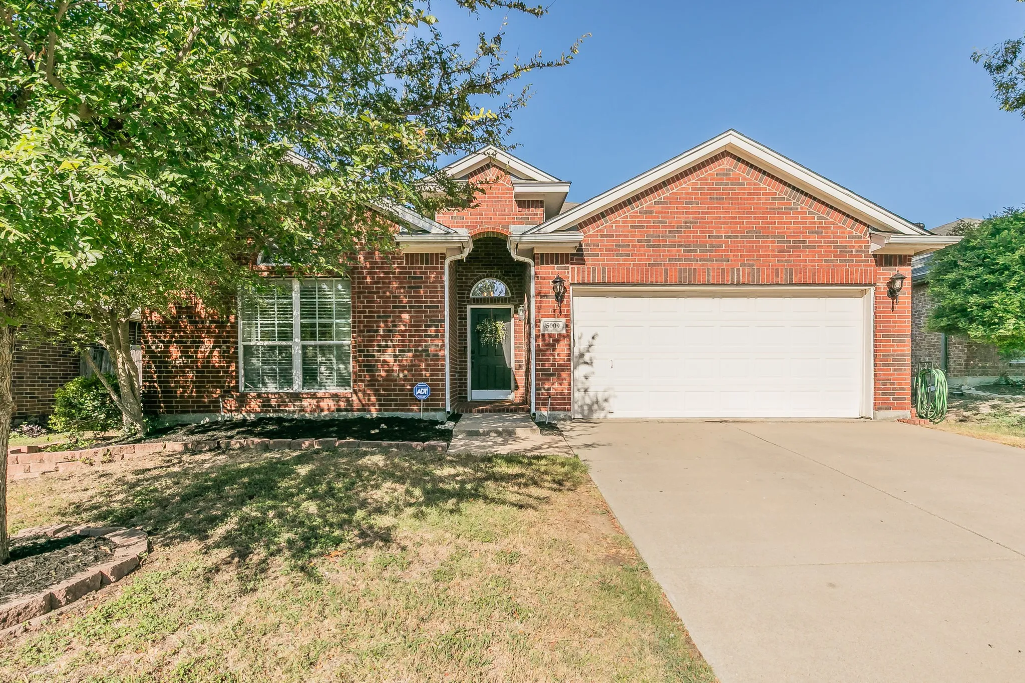 Single Family Residence For Sale in Tarrant County , 5009 Bedfordshire Drive, Fort Worth, Texas 76135, 3 Bedroom, 2 Bathroom, 2 Garage spaces, 1,583 Sqft, built in 2003, mls#21380235, Real Estate Agent in Fort Worth, Homes For Sale in Tarrant county, Homes For Sale in Fort Worth, Realtor in Fort Worth Texas, Real Estate Brokerage Independent Realty Texas, Luminita Cordes Realtor