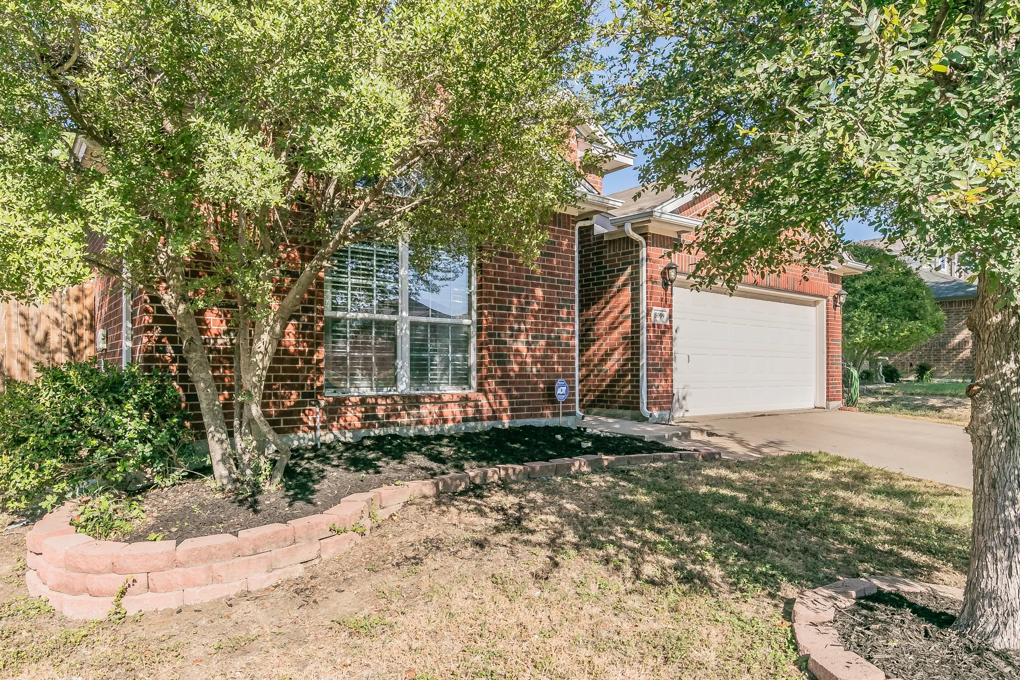 Single Family Residence For Sale in Tarrant County , 5009 Bedfordshire Drive, Fort Worth, Texas 76135, 3 Bedroom, 2 Bathroom, 2 Garage spaces, 1,583 Sqft, built in 2003, mls#21380235, Real Estate Agent in Fort Worth, Homes For Sale in Tarrant county, Homes For Sale in Fort Worth, Realtor in Fort Worth Texas, Real Estate Brokerage Independent Realty Texas, Luminita Cordes Realtor