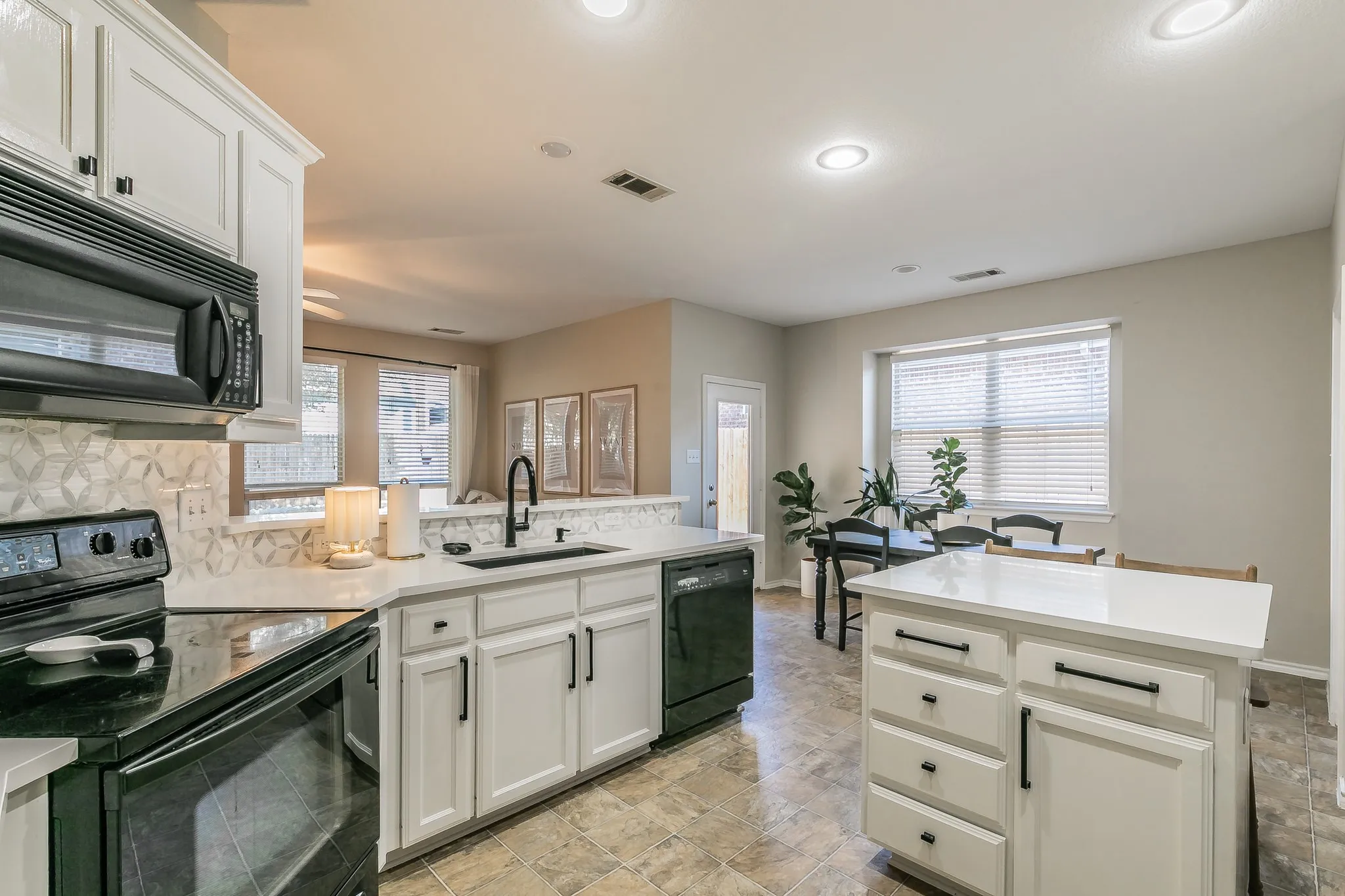 Single Family Residence For Sale in Tarrant County , 5009 Bedfordshire Drive, Fort Worth, Texas 76135, 3 Bedroom, 2 Bathroom, 2 Garage spaces, 1,583 Sqft, built in 2003, mls#21380235, Real Estate Agent in Fort Worth, Homes For Sale in Tarrant county, Homes For Sale in Fort Worth, Realtor in Fort Worth Texas, Real Estate Brokerage Independent Realty Texas, Luminita Cordes Realtor