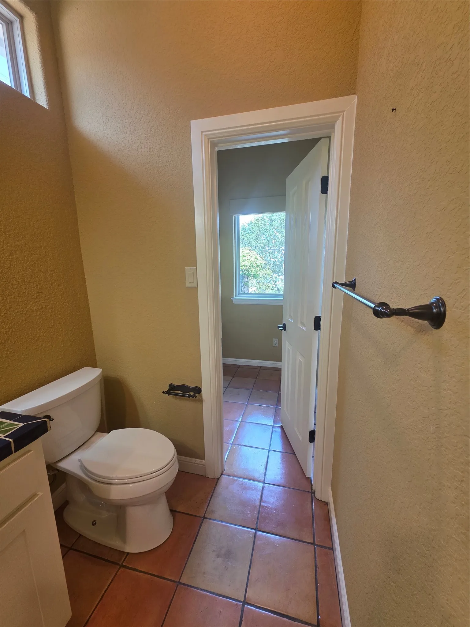 Single Family Residence For Rent in Hood County , 4204 Bluff View Drive, Granbury, Texas 76048, 3 Bedroom, 4 Bathroom, 3 Garage spaces, 2,452 Sqft, built in 2006, mls#21382259, Real Estate Agent in Granbury, Homes For Rent in Hood county, Homes For Rent in Granbury, Realtor in Granbury Texas, Real Estate Brokerage Independent Realty Texas, Luminita Cordes Realtor