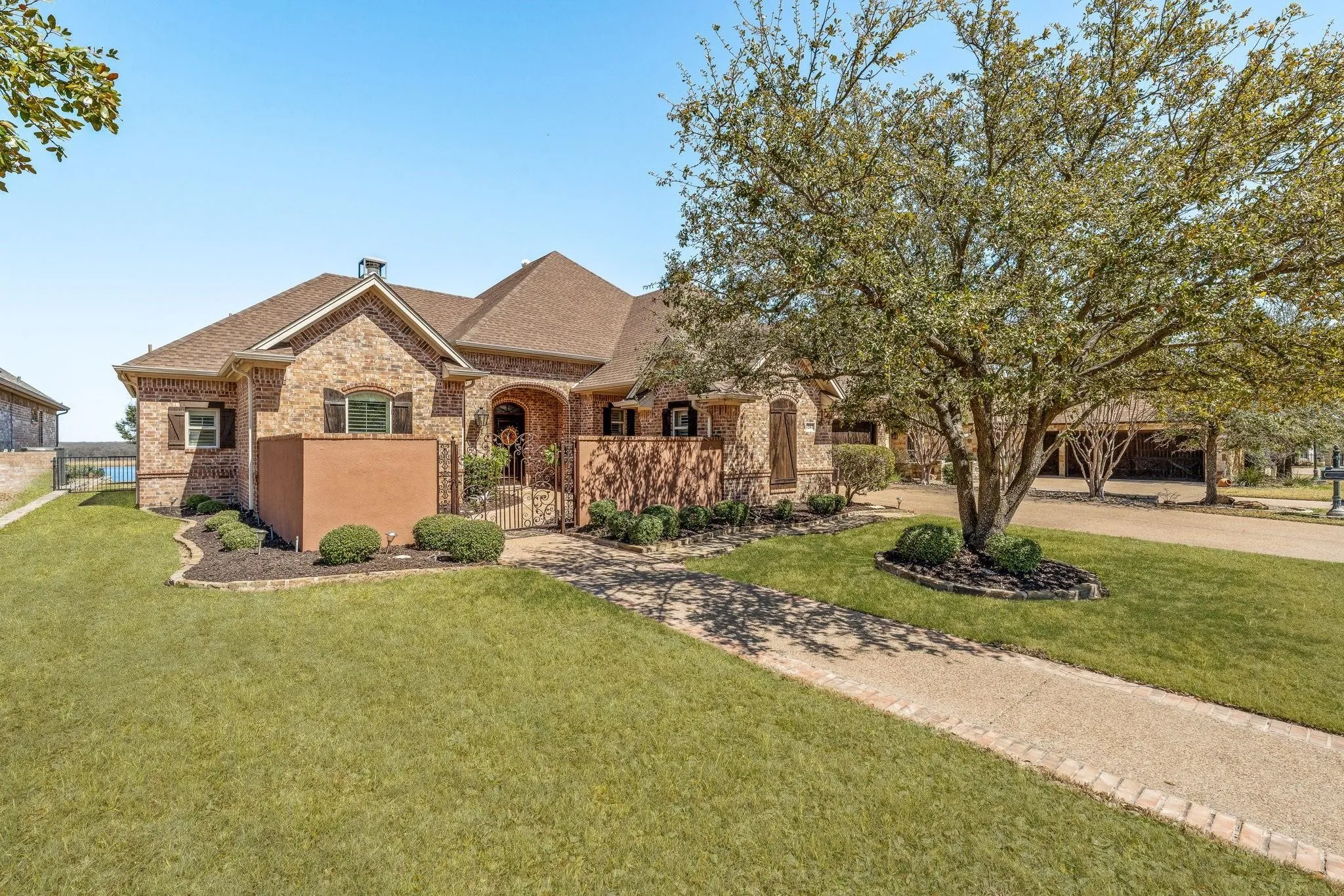 Single Family Residence For Rent in Hood County , 4204 Bluff View Drive, Granbury, Texas 76048, 3 Bedroom, 4 Bathroom, 3 Garage spaces, 2,452 Sqft, built in 2006, mls#21382259, Real Estate Agent in Granbury, Homes For Rent in Hood county, Homes For Rent in Granbury, Realtor in Granbury Texas, Real Estate Brokerage Independent Realty Texas, Luminita Cordes Realtor