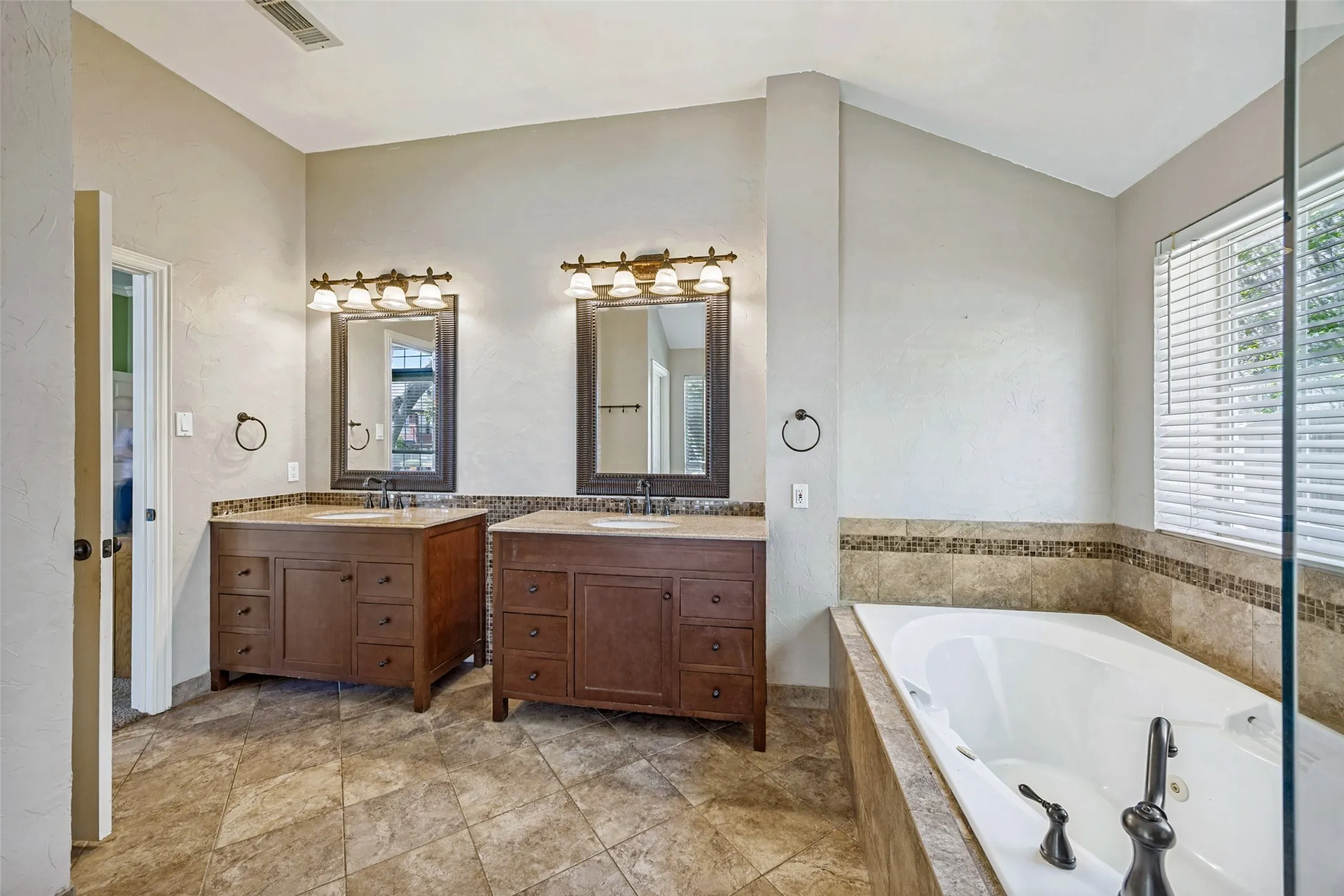 Single Family Residence For Sale in Dallas County , 821 Shorewood Drive, Coppell, Texas 75019, 4 Bedroom, 3 Bathroom, 2 Garage spaces, 2,664 Sqft, built in 1993, mls#21381822, Real Estate Agent in Coppell, Homes For Sale in Dallas county, Homes For Sale in Coppell, Realtor in Coppell Texas, Real Estate Brokerage Independent Realty Texas, Luminita Cordes Realtor