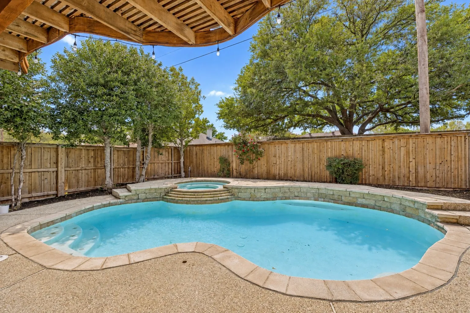 Single Family Residence For Sale in Dallas County , 821 Shorewood Drive, Coppell, Texas 75019, 4 Bedroom, 3 Bathroom, 2 Garage spaces, 2,664 Sqft, built in 1993, mls#21381822, Real Estate Agent in Coppell, Homes For Sale in Dallas county, Homes For Sale in Coppell, Realtor in Coppell Texas, Real Estate Brokerage Independent Realty Texas, Luminita Cordes Realtor