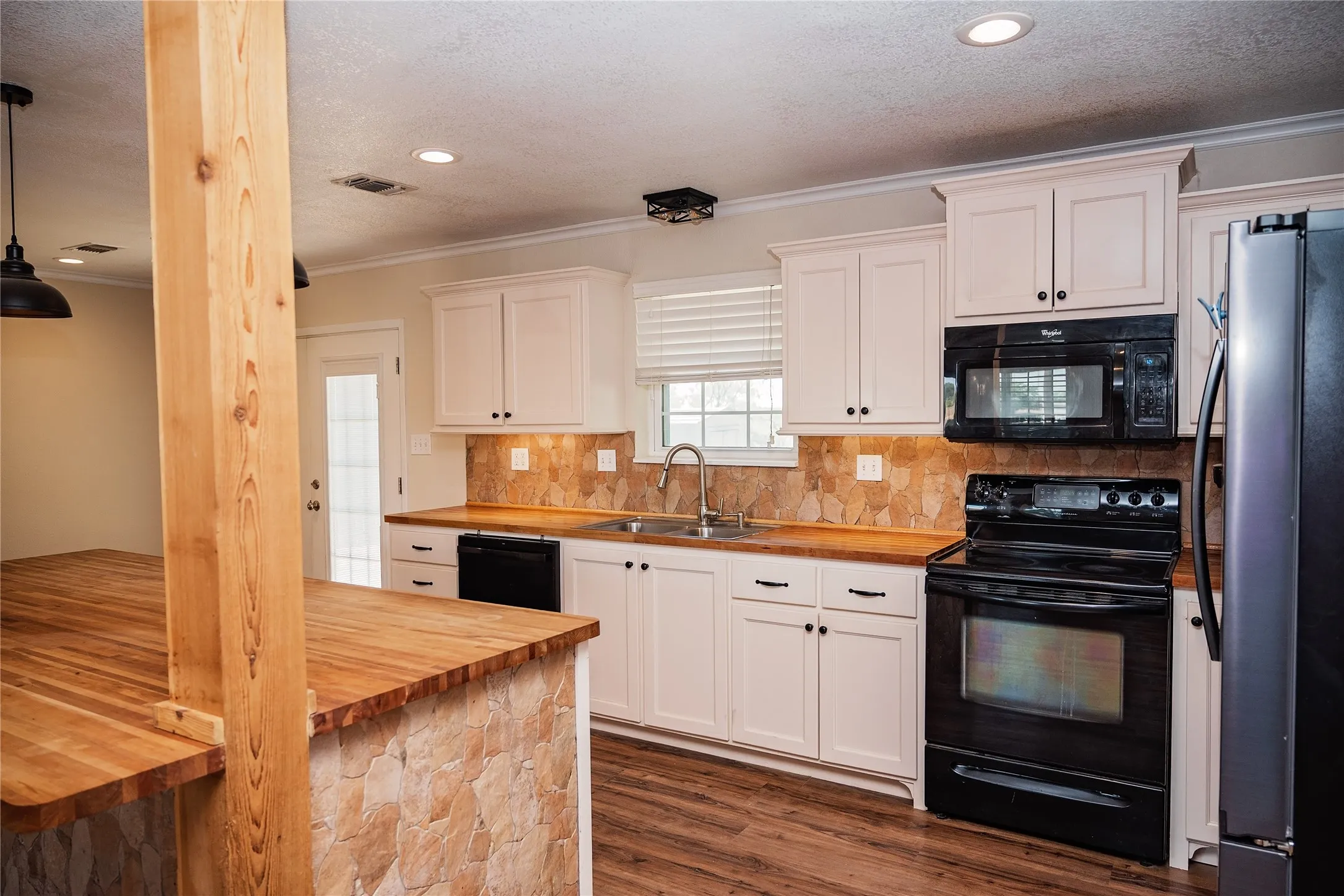 Single Family Residence For Sale in Eastland County , 1102 Conner, Eastland, Texas 76448, 3 Bedroom, 2 Bathroom, Garage spaces, 1,433 Sqft, built in 1978, mls#21382423, Real Estate Agent in Eastland, Homes For Sale in Eastland county, Homes For Sale in Eastland, Realtor in Eastland Texas, Real Estate Brokerage Independent Realty Texas, Luminita Cordes Realtor