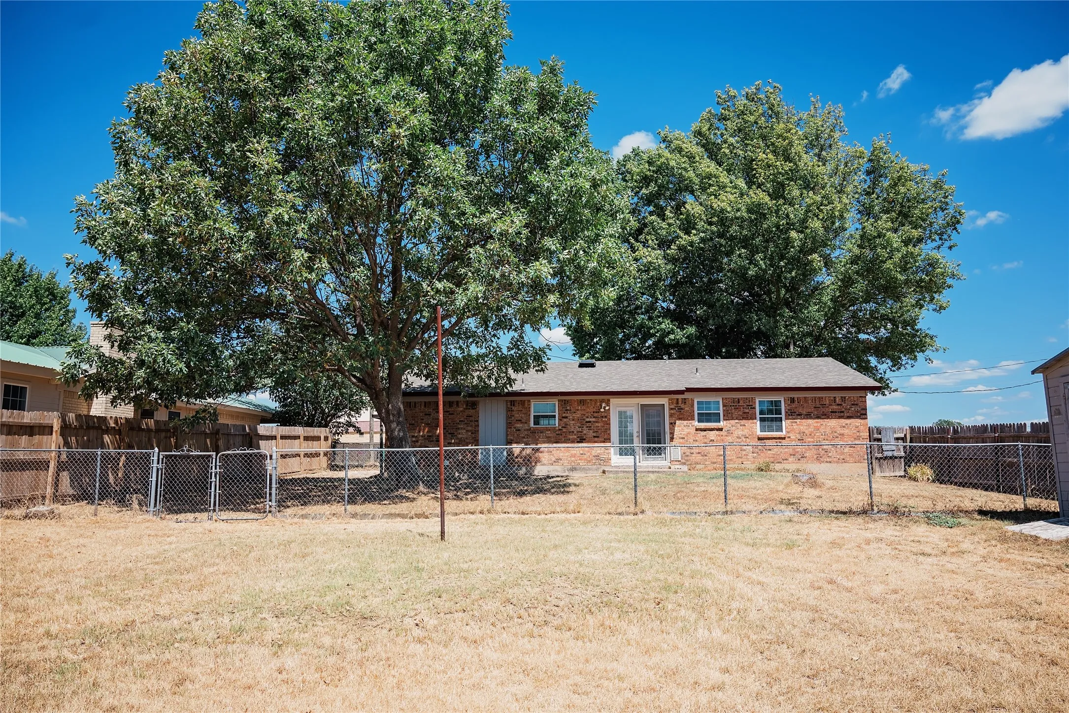 Single Family Residence For Sale in Eastland County , 1102 Conner, Eastland, Texas 76448, 3 Bedroom, 2 Bathroom, Garage spaces, 1,433 Sqft, built in 1978, mls#21382423, Real Estate Agent in Eastland, Homes For Sale in Eastland county, Homes For Sale in Eastland, Realtor in Eastland Texas, Real Estate Brokerage Independent Realty Texas, Luminita Cordes Realtor