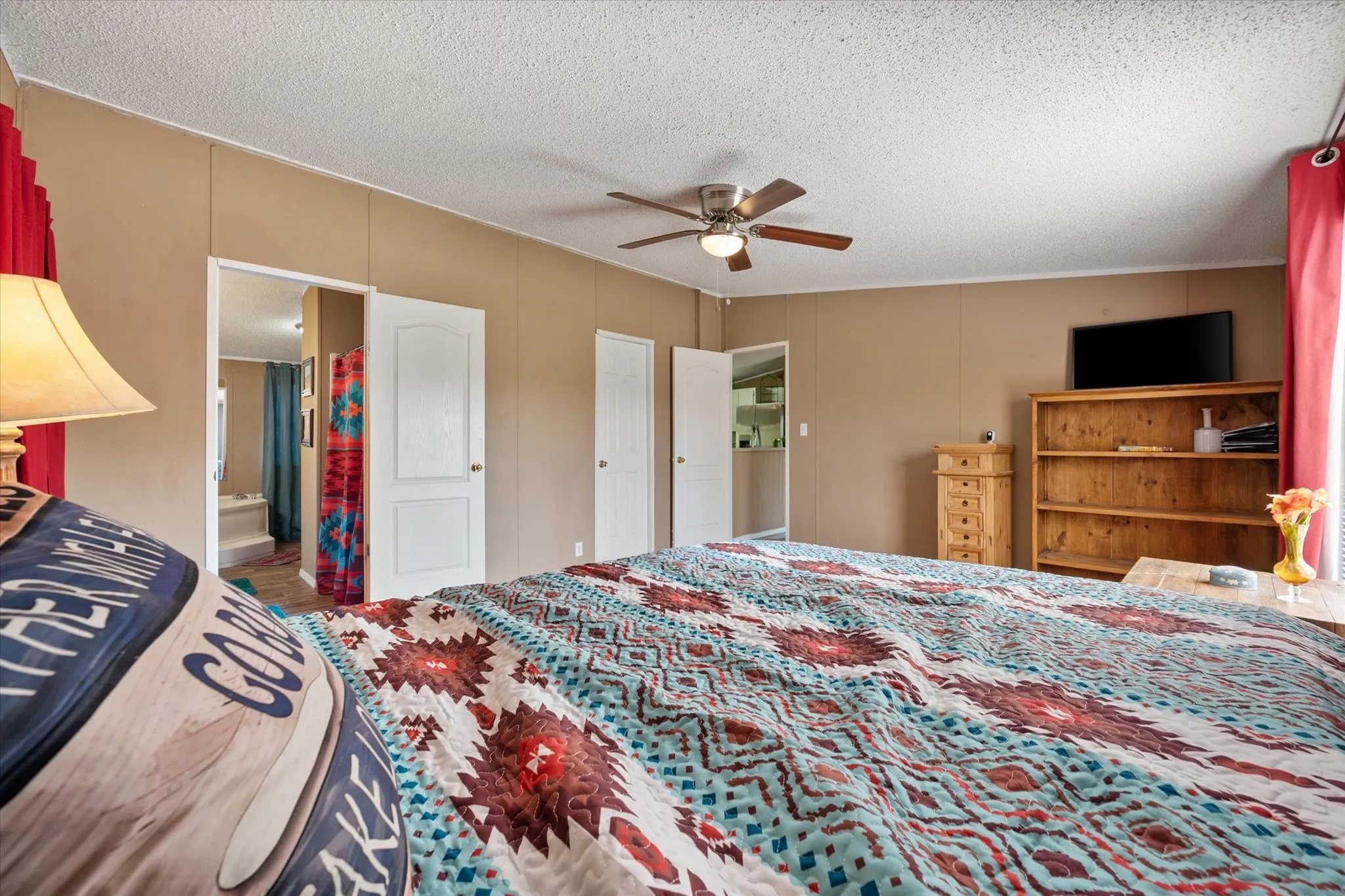 Ceiling fan with integrated lighting