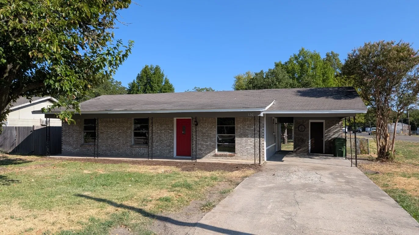 Single Family Residence For Rent in Grayson County , 101 Pecan Street, Howe, Texas 75459, 3 Bedroom, 2 Bathroom, Garage spaces, 1,080 Sqft, built in 1974, mls#21382427, Real Estate Agent in Howe, Homes For Rent in Grayson county, Homes For Rent in Howe, Realtor in Howe Texas, Real Estate Brokerage Independent Realty Texas, Luminita Cordes Realtor