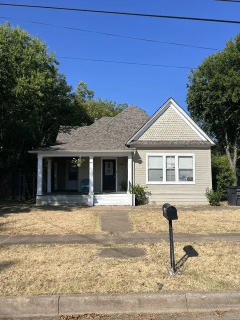 Single Family Residence For Sale in Johnson County , 509 N Buffalo Avenue, Cleburne, Texas 76033, 2 Bedroom, 2 Bathroom, Garage spaces, 1,146 Sqft, built in 1920, mls#21381136, Real Estate Agent in Cleburne, Homes For Sale in Johnson county, Homes For Sale in Cleburne, Realtor in Cleburne Texas, Real Estate Brokerage Independent Realty Texas, Luminita Cordes Realtor