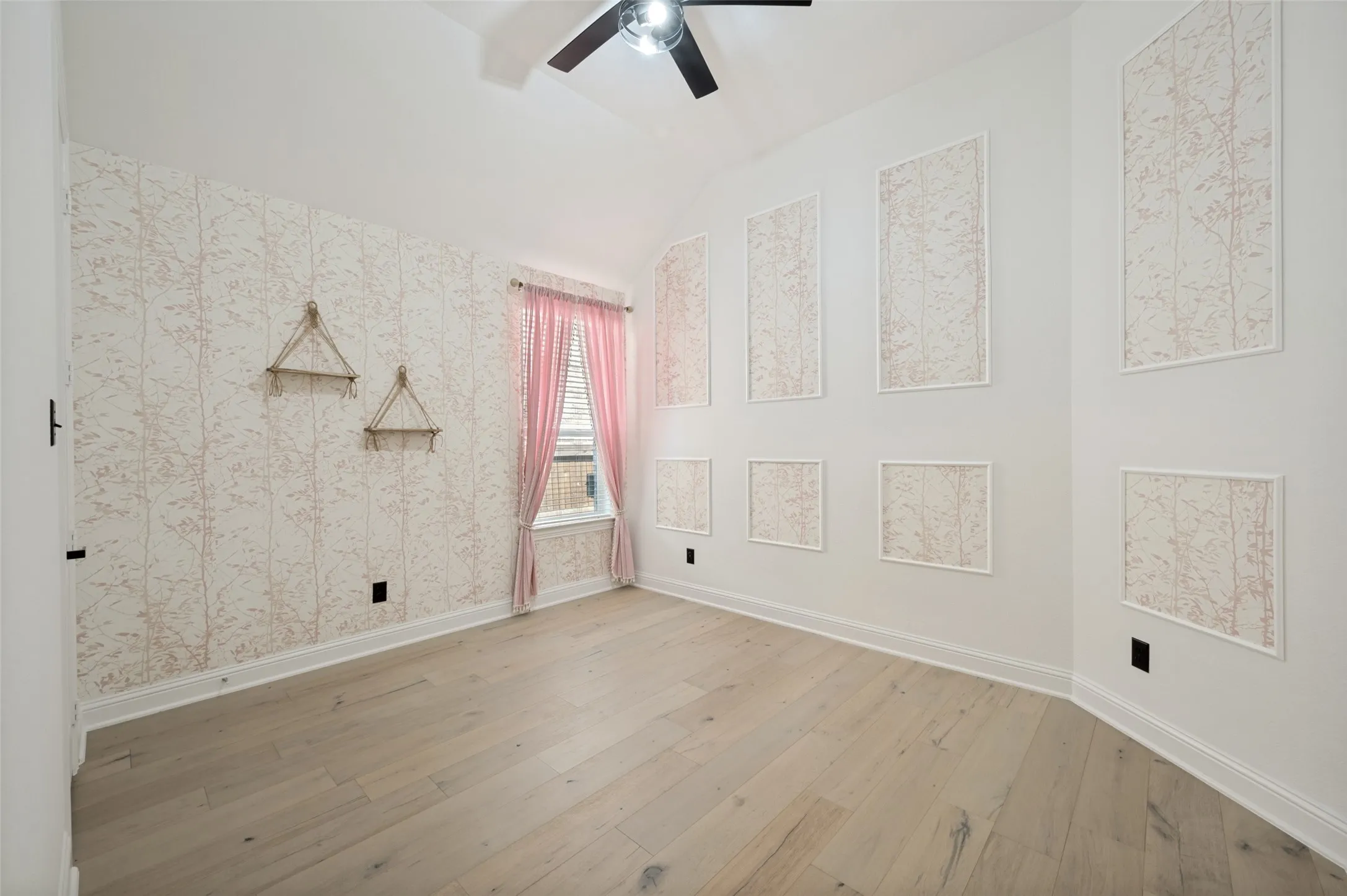 Single Family Residence For Sale in Denton County , 900 Southern Hills Way, Aubrey, Texas 76227, 3 Bedroom, 2 Bathroom, 3 Garage spaces, 2,483 Sqft, built in 2017, mls#21377079, Real Estate Agent in Aubrey, Homes For Sale in Denton county, Homes For Sale in Aubrey, Realtor in Aubrey Texas, Real Estate Brokerage Independent Realty Texas, Luminita Cordes Realtor