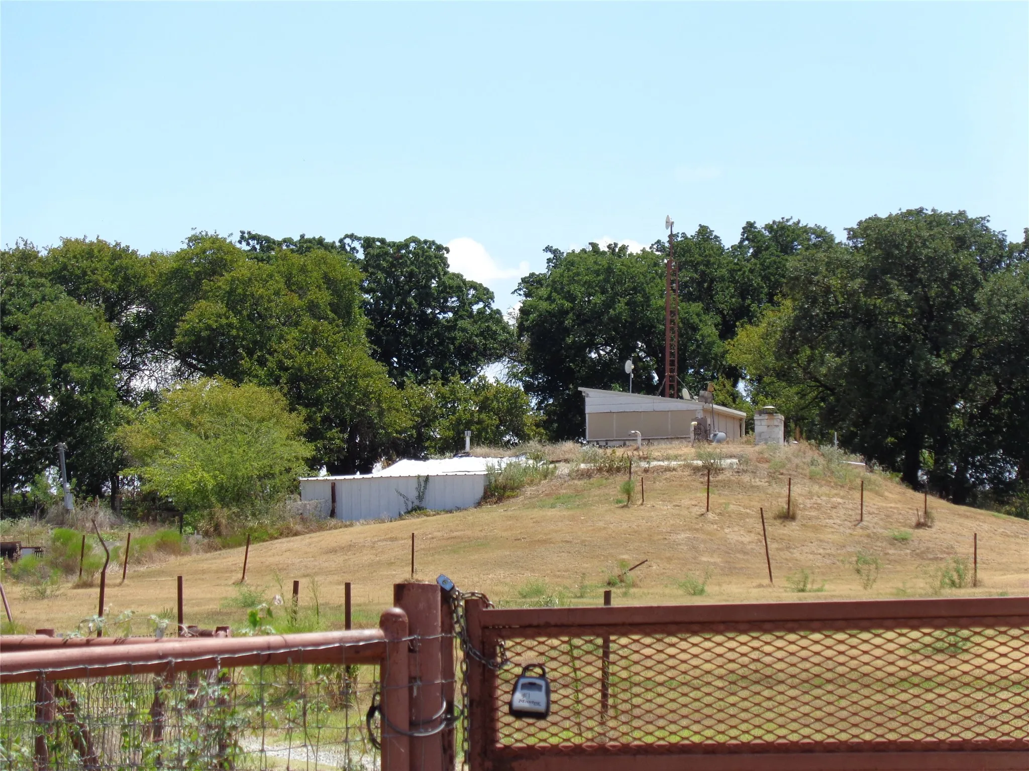 Single Family Residence For Sale in Hill County , 212 Private Road 114, Covington, Texas 76636, 3 Bedroom, 3 Bathroom, 1 Garage spaces, 1,600 Sqft, built in 1970, mls#21378598, Real Estate Agent in Covington, Homes For Sale in Hill county, Homes For Sale in Covington, Realtor in Covington Texas, Real Estate Brokerage Independent Realty Texas, Luminita Cordes Realtor