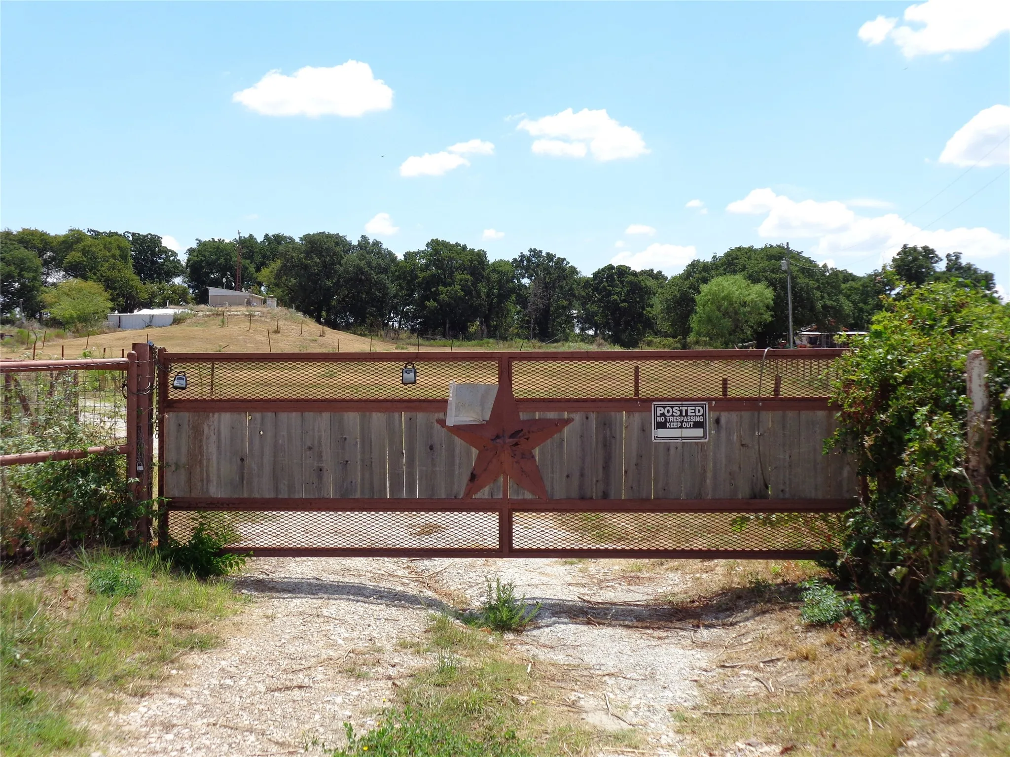 Single Family Residence For Sale in Hill County , 212 Private Road 114, Covington, Texas 76636, 3 Bedroom, 3 Bathroom, 1 Garage spaces, 1,600 Sqft, built in 1970, mls#21378598, Real Estate Agent in Covington, Homes For Sale in Hill county, Homes For Sale in Covington, Realtor in Covington Texas, Real Estate Brokerage Independent Realty Texas, Luminita Cordes Realtor