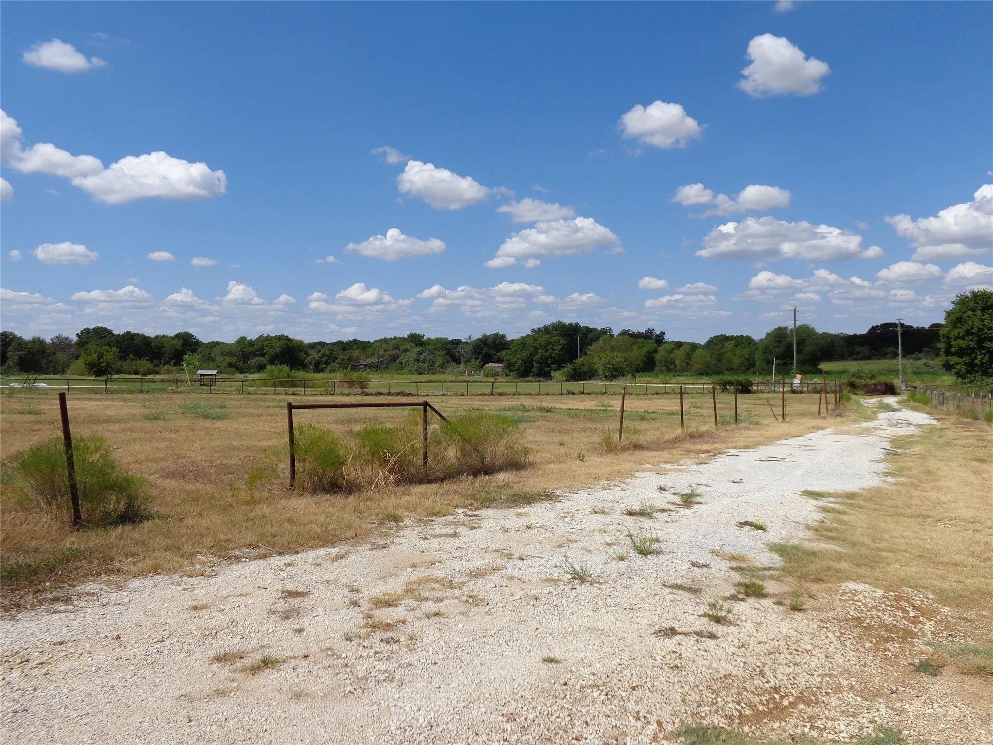 Single Family Residence For Sale in Hill County , 212 Private Road 114, Covington, Texas 76636, 3 Bedroom, 3 Bathroom, 1 Garage spaces, 1,600 Sqft, built in 1970, mls#21378598, Real Estate Agent in Covington, Homes For Sale in Hill county, Homes For Sale in Covington, Realtor in Covington Texas, Real Estate Brokerage Independent Realty Texas, Luminita Cordes Realtor