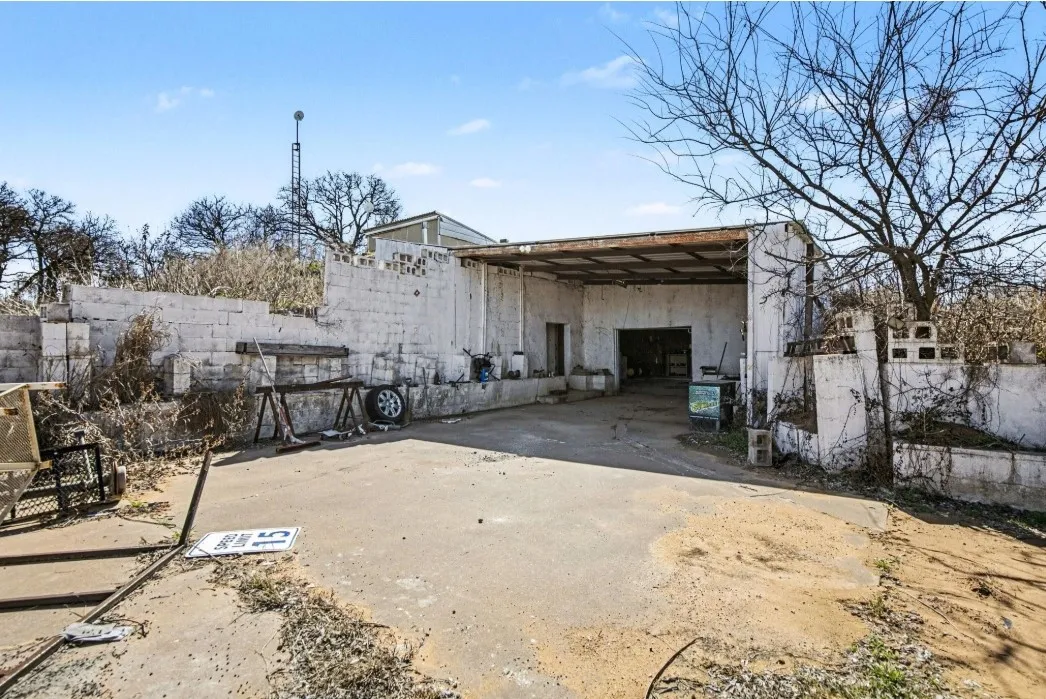 Single Family Residence For Sale in Hill County , 212 Private Road 114, Covington, Texas 76636, 3 Bedroom, 3 Bathroom, 1 Garage spaces, 1,600 Sqft, built in 1970, mls#21378598, Real Estate Agent in Covington, Homes For Sale in Hill county, Homes For Sale in Covington, Realtor in Covington Texas, Real Estate Brokerage Independent Realty Texas, Luminita Cordes Realtor
