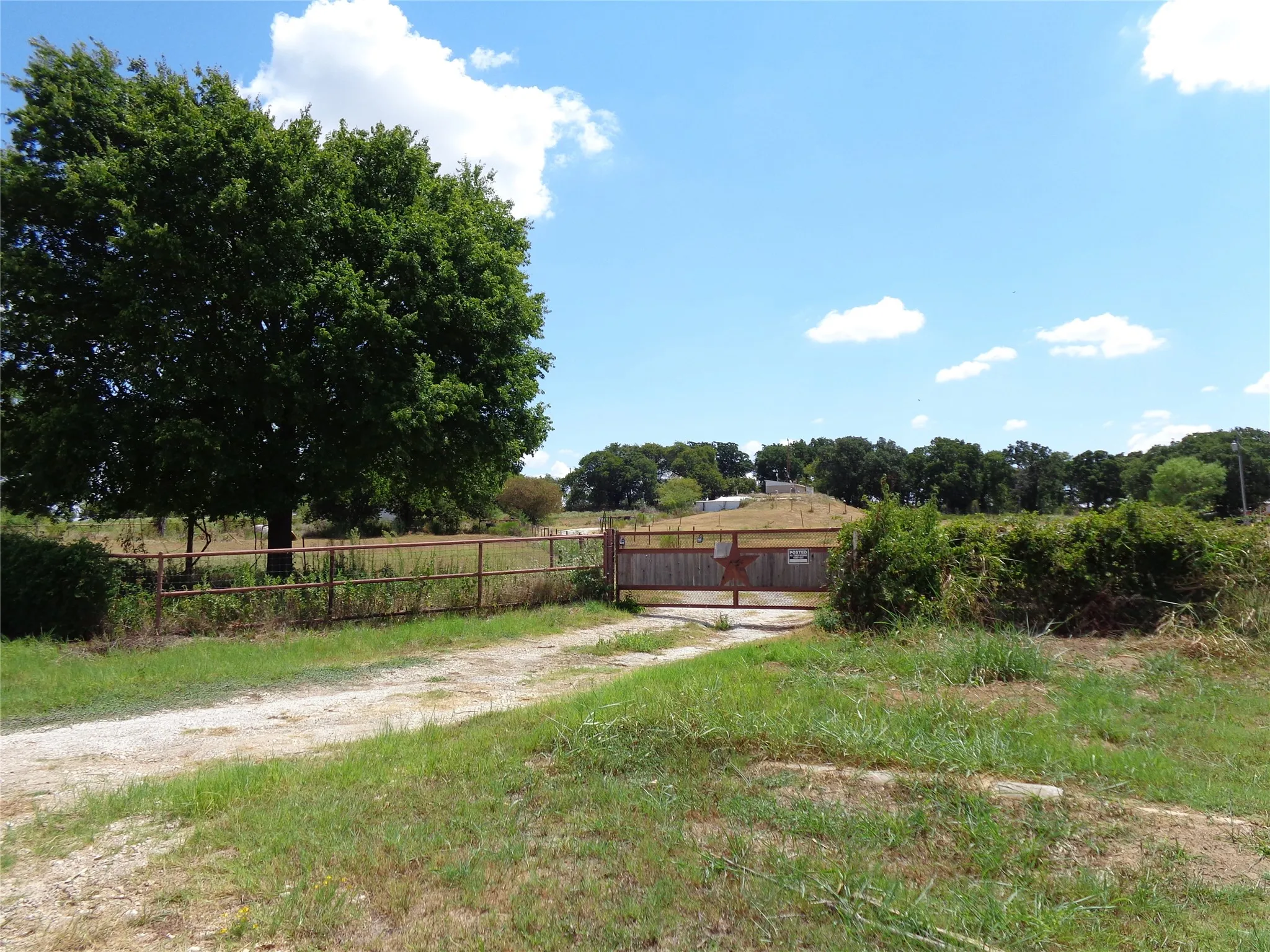 Single Family Residence For Sale in Hill County , 212 Private Road 114, Covington, Texas 76636, 3 Bedroom, 3 Bathroom, 1 Garage spaces, 1,600 Sqft, built in 1970, mls#21378598, Real Estate Agent in Covington, Homes For Sale in Hill county, Homes For Sale in Covington, Realtor in Covington Texas, Real Estate Brokerage Independent Realty Texas, Luminita Cordes Realtor
