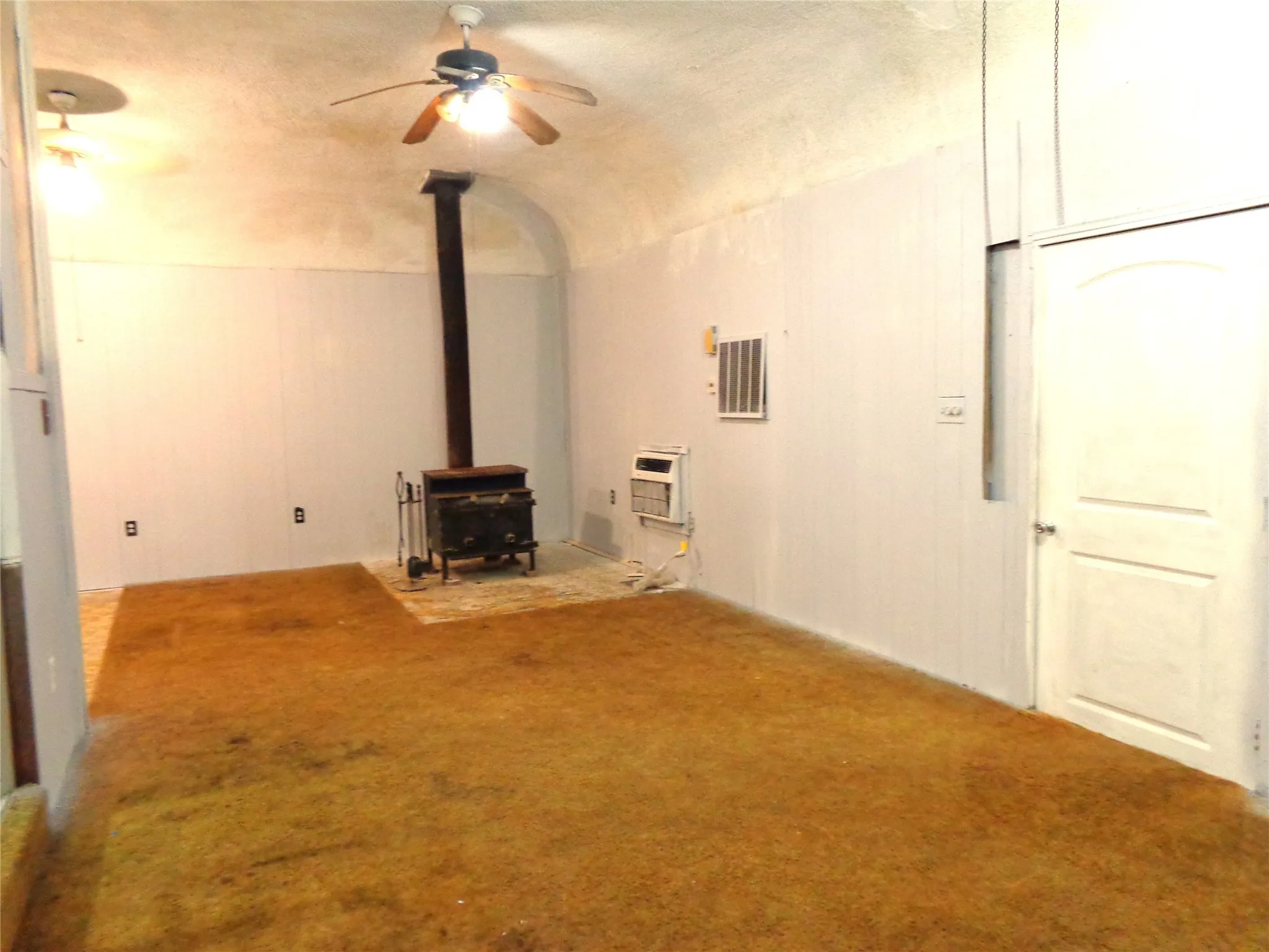 Single Family Residence For Sale in Hill County , 212 Private Road 114, Covington, Texas 76636, 3 Bedroom, 3 Bathroom, 1 Garage spaces, 1,600 Sqft, built in 1970, mls#21378598, Real Estate Agent in Covington, Homes For Sale in Hill county, Homes For Sale in Covington, Realtor in Covington Texas, Real Estate Brokerage Independent Realty Texas, Luminita Cordes Realtor