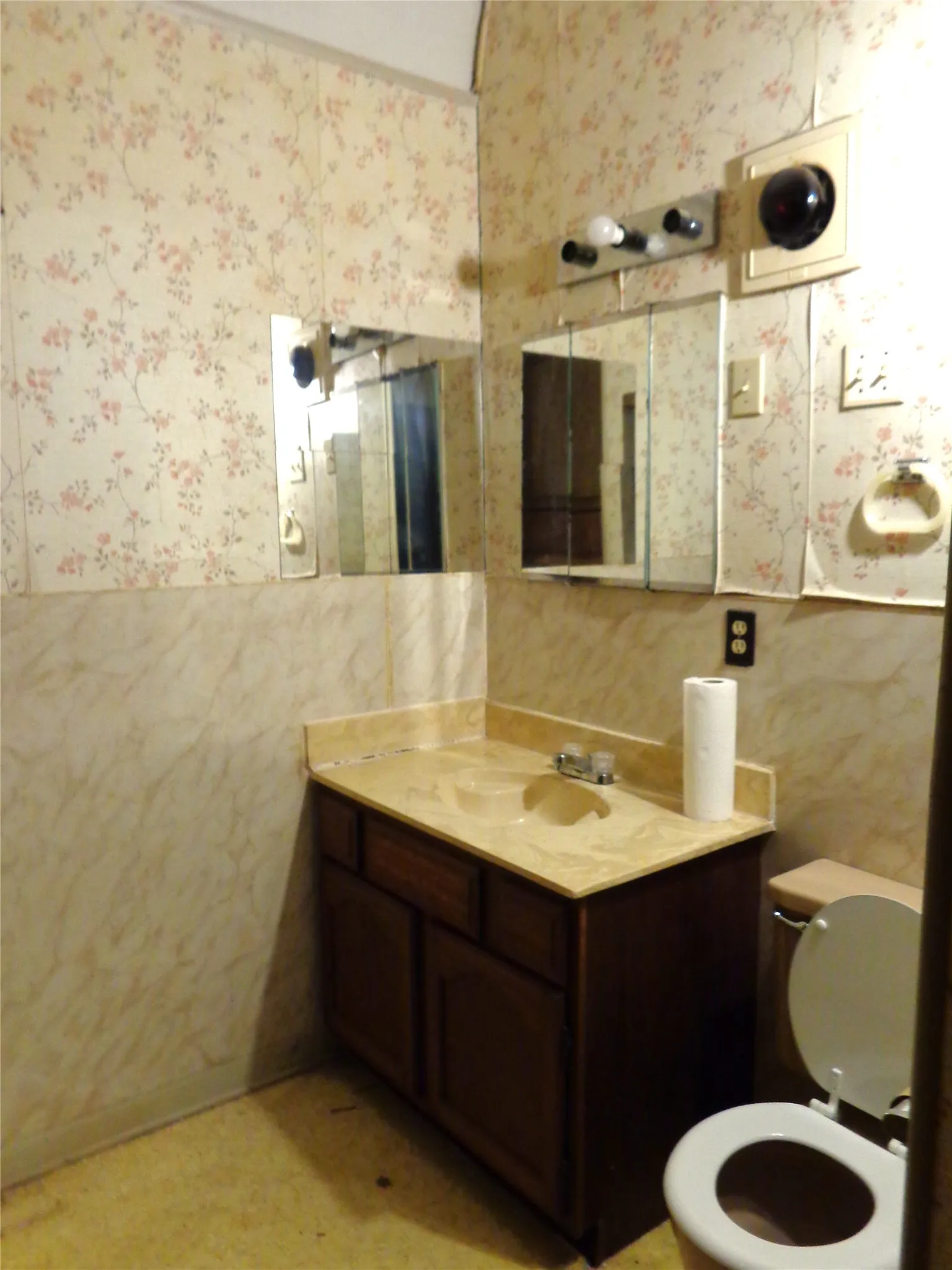 Single Family Residence For Sale in Hill County , 212 Private Road 114, Covington, Texas 76636, 3 Bedroom, 3 Bathroom, 1 Garage spaces, 1,600 Sqft, built in 1970, mls#21378598, Real Estate Agent in Covington, Homes For Sale in Hill county, Homes For Sale in Covington, Realtor in Covington Texas, Real Estate Brokerage Independent Realty Texas, Luminita Cordes Realtor
