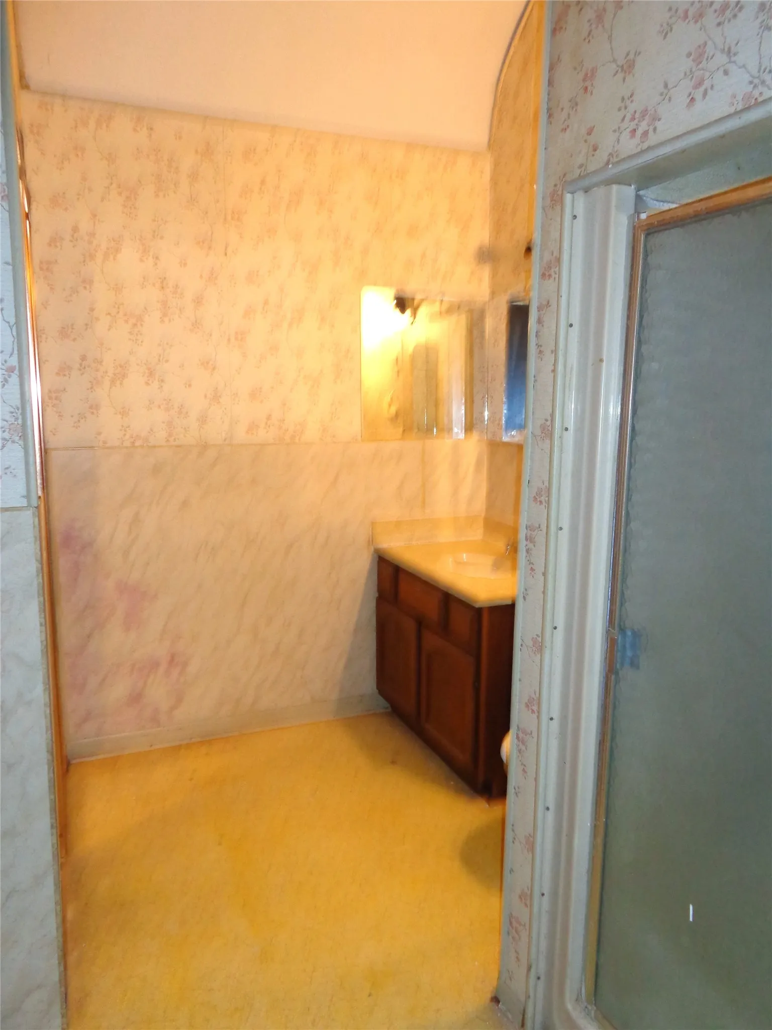 Single Family Residence For Sale in Hill County , 212 Private Road 114, Covington, Texas 76636, 3 Bedroom, 3 Bathroom, 1 Garage spaces, 1,600 Sqft, built in 1970, mls#21378598, Real Estate Agent in Covington, Homes For Sale in Hill county, Homes For Sale in Covington, Realtor in Covington Texas, Real Estate Brokerage Independent Realty Texas, Luminita Cordes Realtor