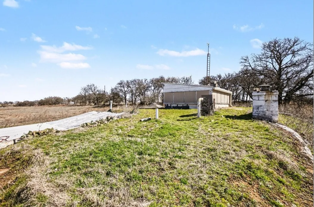 Single Family Residence For Sale in Hill County , 212 Private Road 114, Covington, Texas 76636, 3 Bedroom, 3 Bathroom, 1 Garage spaces, 1,600 Sqft, built in 1970, mls#21378598, Real Estate Agent in Covington, Homes For Sale in Hill county, Homes For Sale in Covington, Realtor in Covington Texas, Real Estate Brokerage Independent Realty Texas, Luminita Cordes Realtor