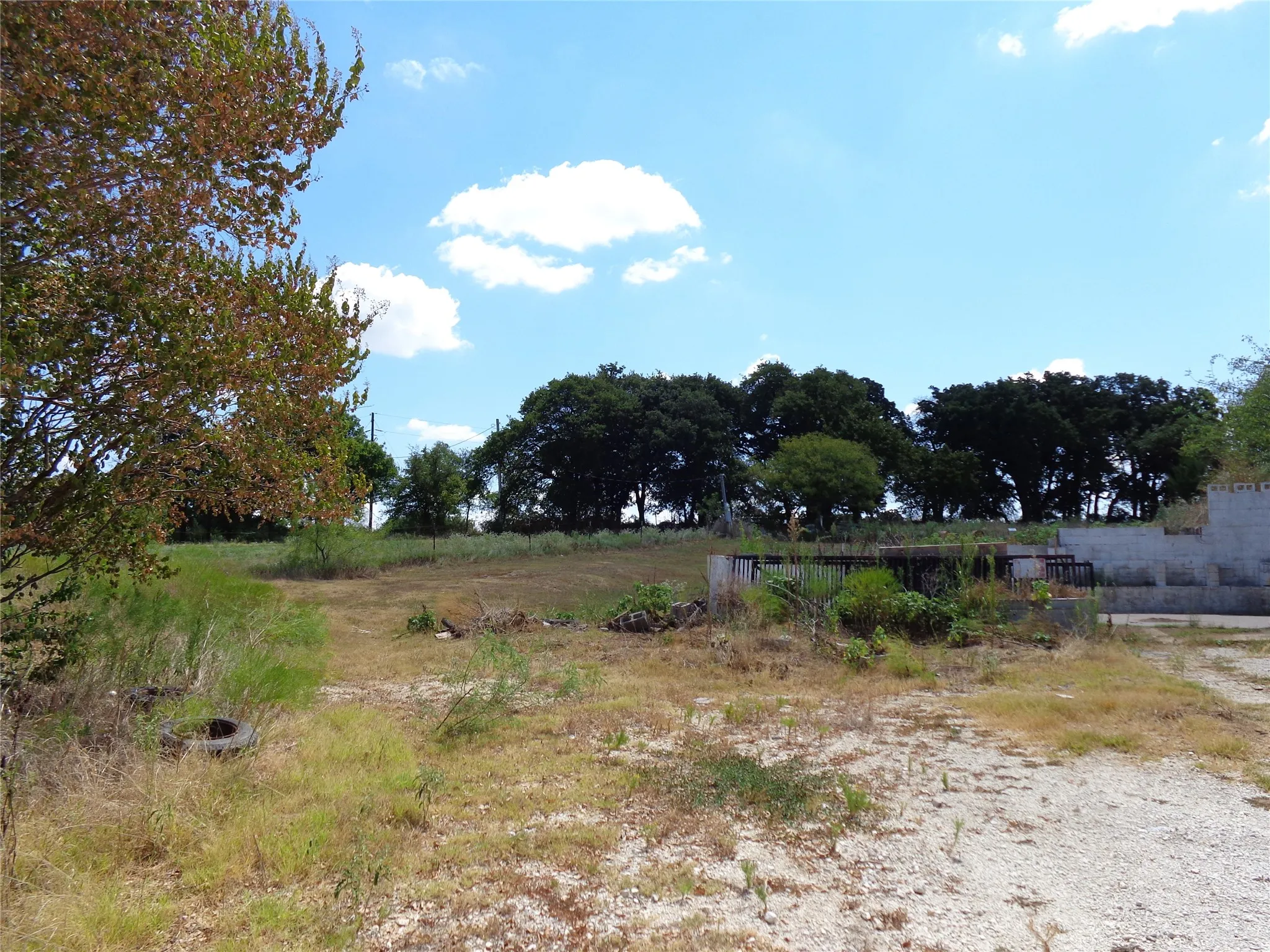 Single Family Residence For Sale in Hill County , 212 Private Road 114, Covington, Texas 76636, 3 Bedroom, 3 Bathroom, 1 Garage spaces, 1,600 Sqft, built in 1970, mls#21378598, Real Estate Agent in Covington, Homes For Sale in Hill county, Homes For Sale in Covington, Realtor in Covington Texas, Real Estate Brokerage Independent Realty Texas, Luminita Cordes Realtor