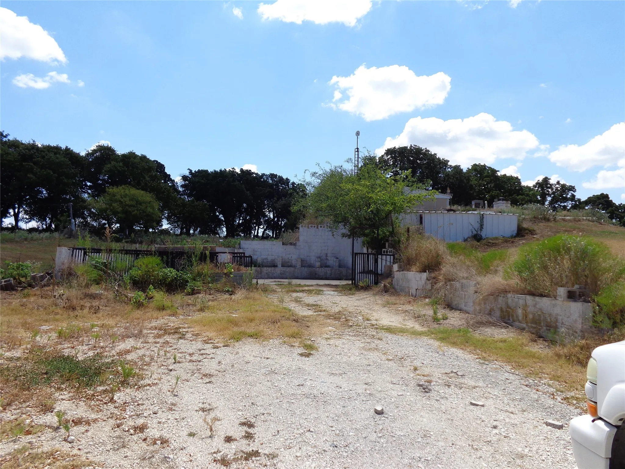 Single Family Residence For Sale in Hill County , 212 Private Road 114, Covington, Texas 76636, 3 Bedroom, 3 Bathroom, 1 Garage spaces, 1,600 Sqft, built in 1970, mls#21378598, Real Estate Agent in Covington, Homes For Sale in Hill county, Homes For Sale in Covington, Realtor in Covington Texas, Real Estate Brokerage Independent Realty Texas, Luminita Cordes Realtor