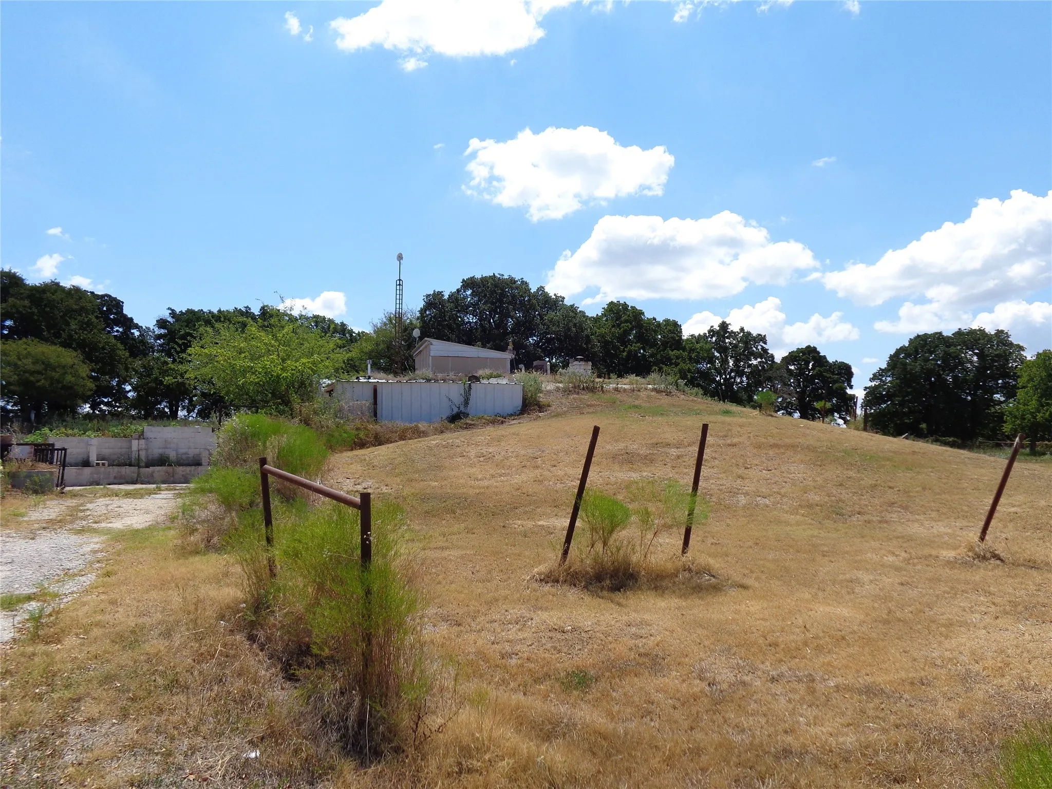 Single Family Residence For Sale in Hill County , 212 Private Road 114, Covington, Texas 76636, 3 Bedroom, 3 Bathroom, 1 Garage spaces, 1,600 Sqft, built in 1970, mls#21378598, Real Estate Agent in Covington, Homes For Sale in Hill county, Homes For Sale in Covington, Realtor in Covington Texas, Real Estate Brokerage Independent Realty Texas, Luminita Cordes Realtor