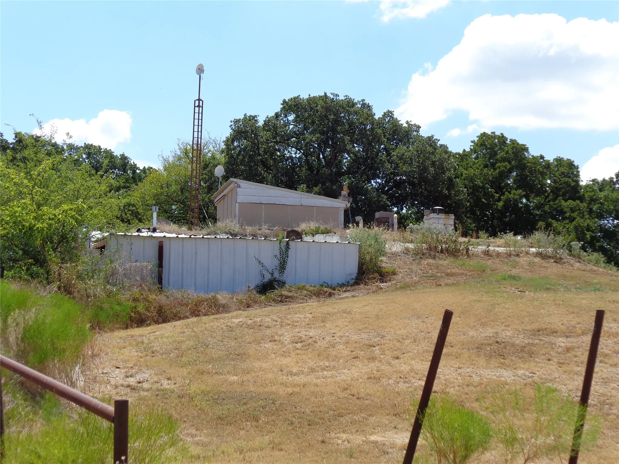 Single Family Residence For Sale in Hill County , 212 Private Road 114, Covington, Texas 76636, 3 Bedroom, 3 Bathroom, 1 Garage spaces, 1,600 Sqft, built in 1970, mls#21378598, Real Estate Agent in Covington, Homes For Sale in Hill county, Homes For Sale in Covington, Realtor in Covington Texas, Real Estate Brokerage Independent Realty Texas, Luminita Cordes Realtor