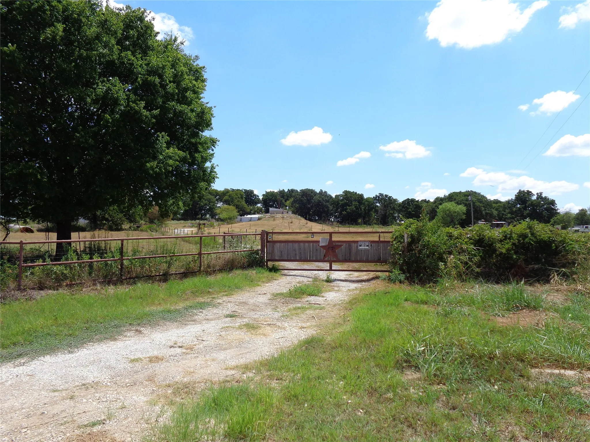Single Family Residence For Sale in Hill County , 212 Private Road 114, Covington, Texas 76636, 3 Bedroom, 3 Bathroom, 1 Garage spaces, 1,600 Sqft, built in 1970, mls#21378598, Real Estate Agent in Covington, Homes For Sale in Hill county, Homes For Sale in Covington, Realtor in Covington Texas, Real Estate Brokerage Independent Realty Texas, Luminita Cordes Realtor