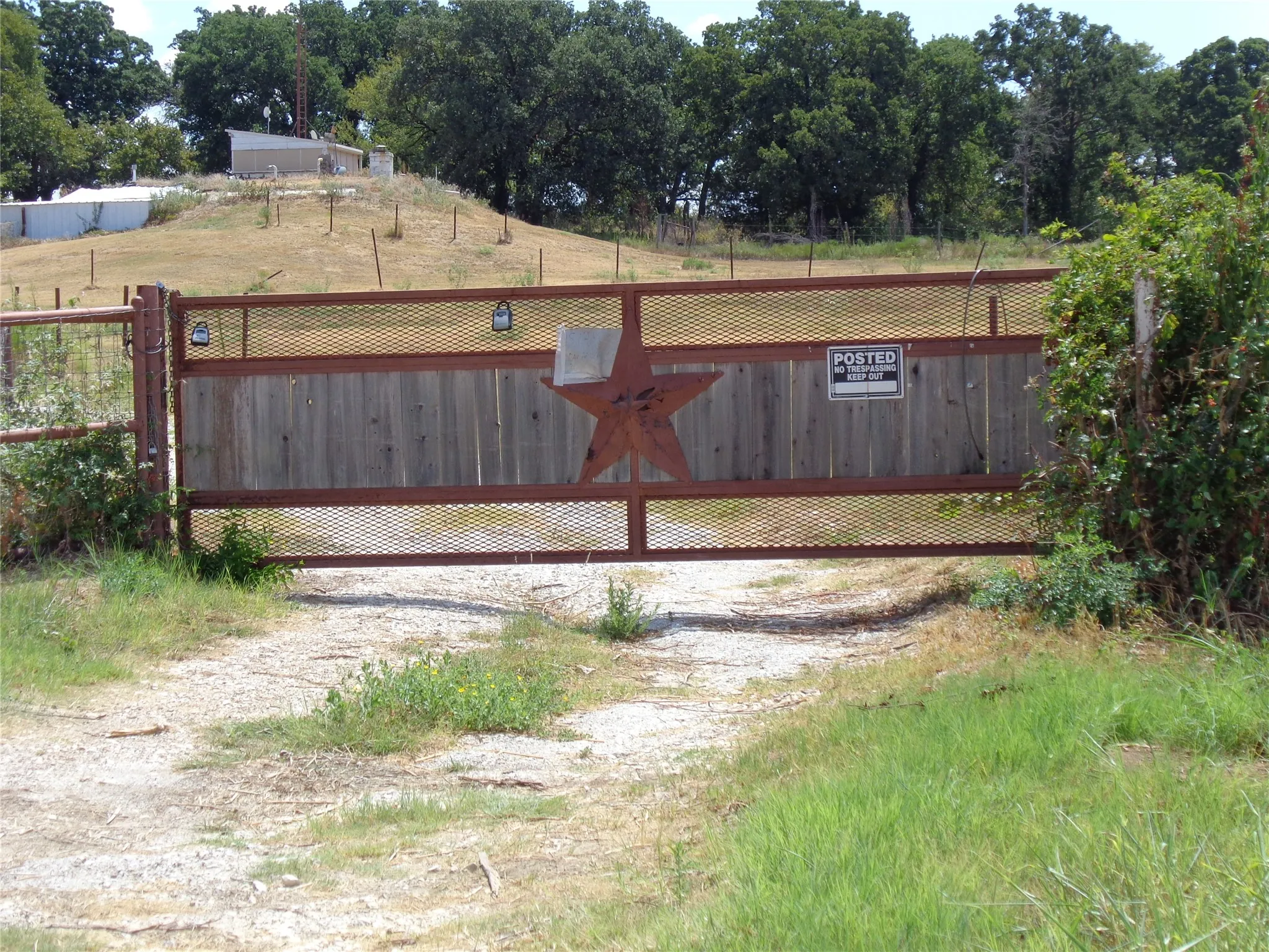 Single Family Residence For Sale in Hill County , 212 Private Road 114, Covington, Texas 76636, 3 Bedroom, 3 Bathroom, 1 Garage spaces, 1,600 Sqft, built in 1970, mls#21378598, Real Estate Agent in Covington, Homes For Sale in Hill county, Homes For Sale in Covington, Realtor in Covington Texas, Real Estate Brokerage Independent Realty Texas, Luminita Cordes Realtor
