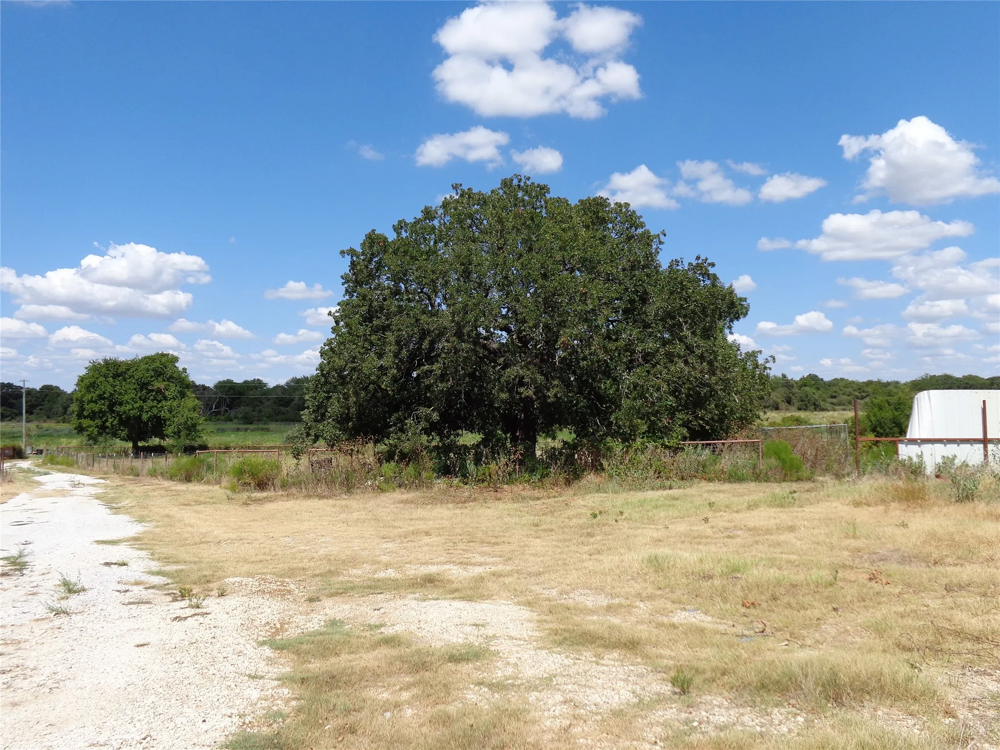 Single Family Residence For Sale in Hill County , 212 Private Road 114, Covington, Texas 76636, 3 Bedroom, 3 Bathroom, 1 Garage spaces, 1,600 Sqft, built in 1970, mls#21378598, Real Estate Agent in Covington, Homes For Sale in Hill county, Homes For Sale in Covington, Realtor in Covington Texas, Real Estate Brokerage Independent Realty Texas, Luminita Cordes Realtor